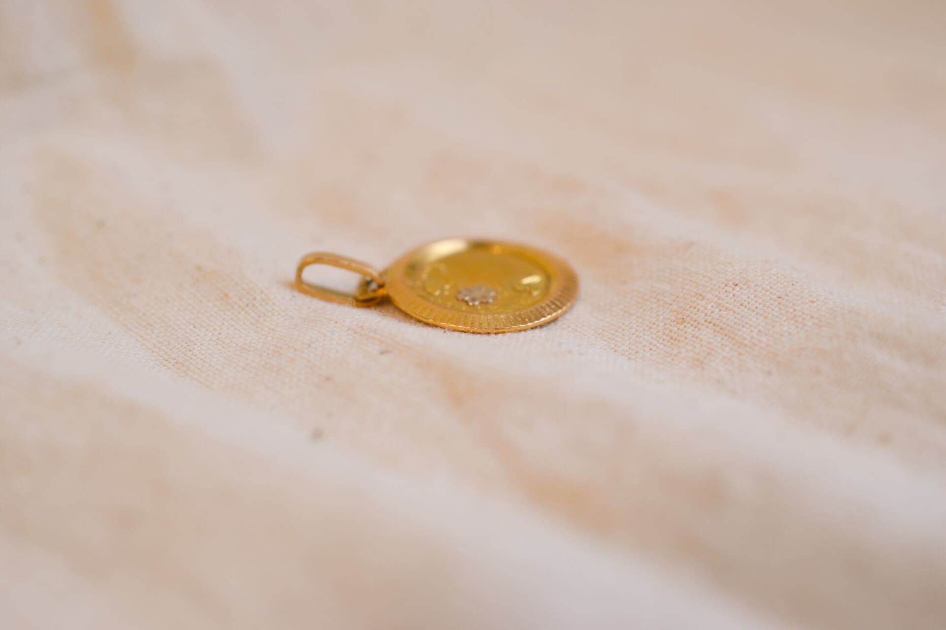 Médaille Or jaune décor floral