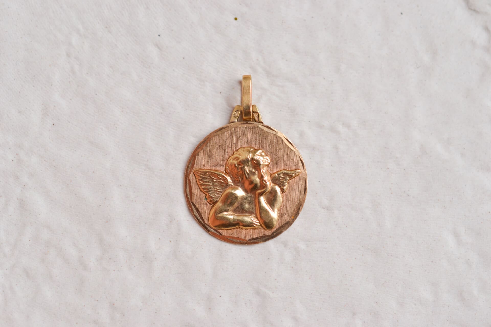 Médaille angelot contour facetté