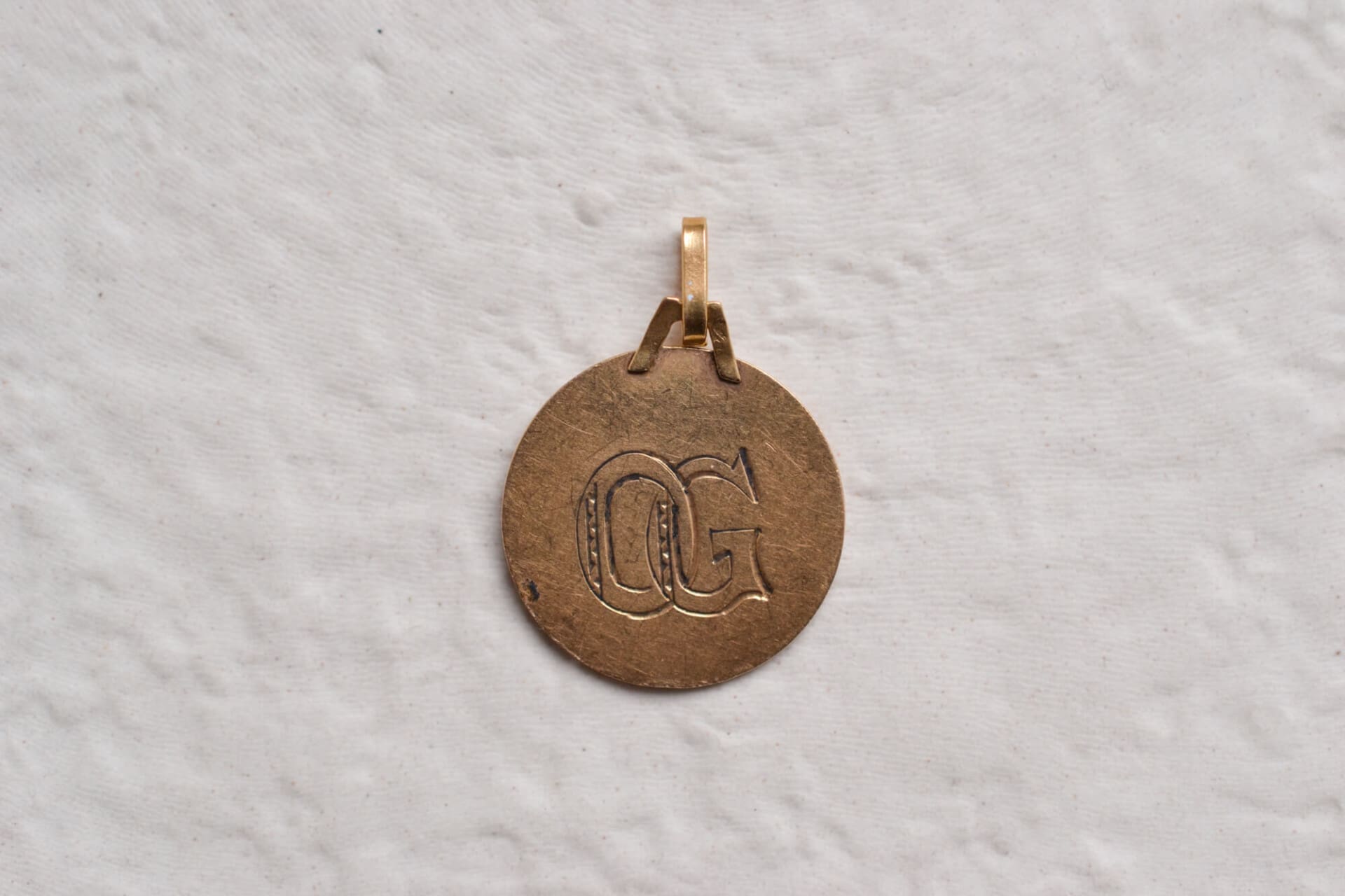 Médaille angelot contour facetté