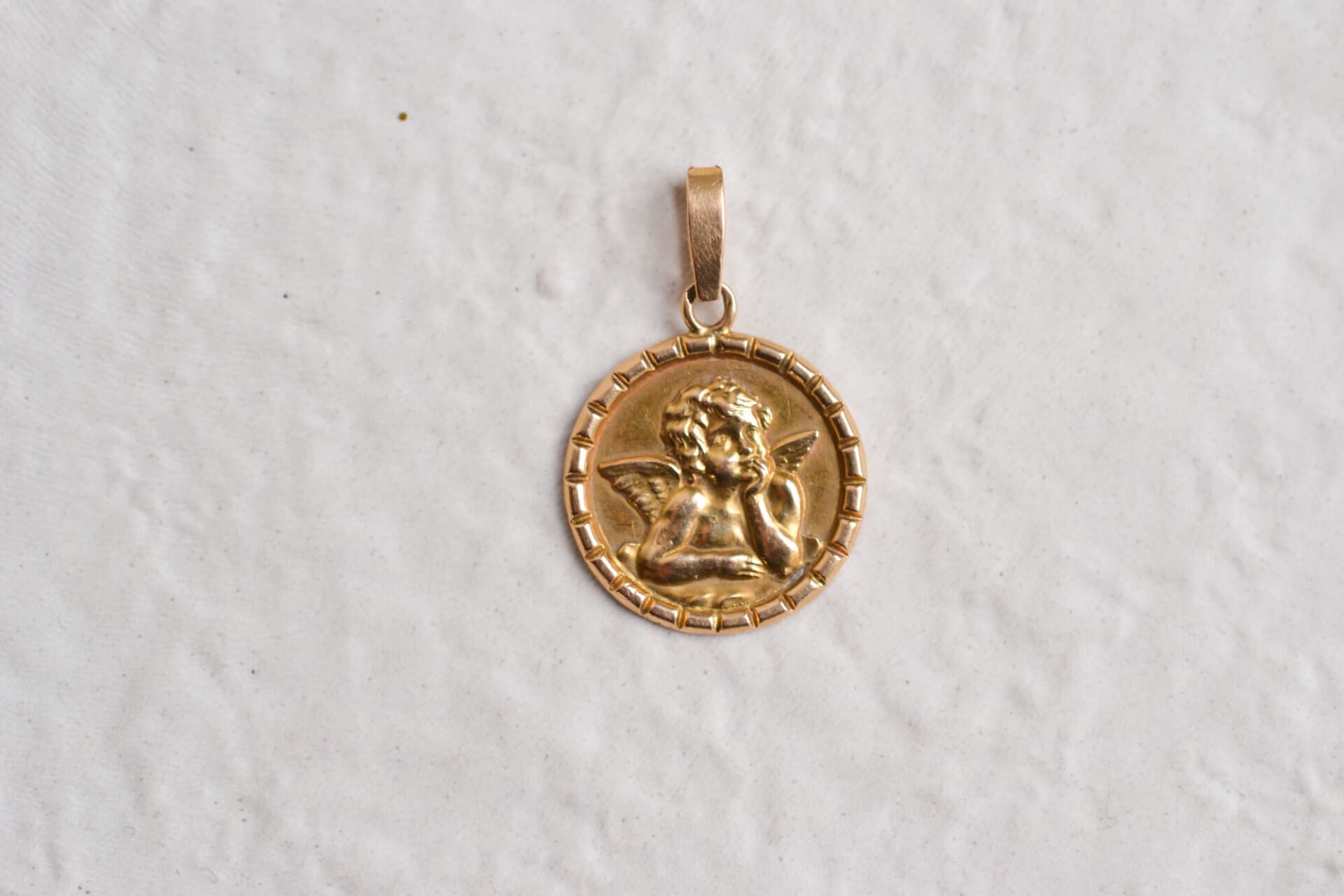 Médaille angelot décor cranté