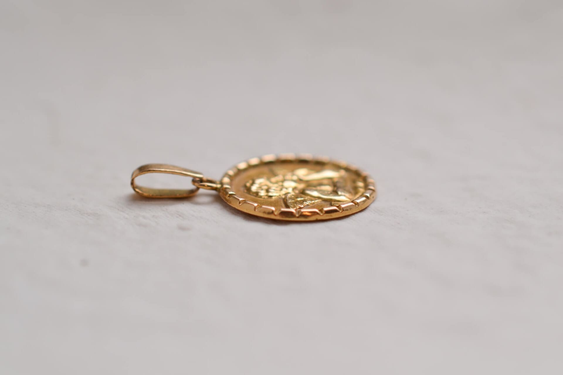 Médaille angelot décor cranté