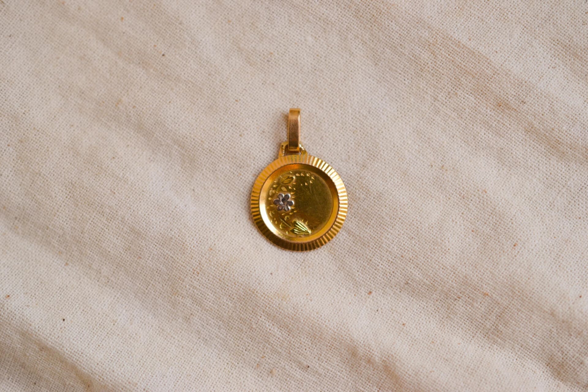 Médaille Or jaune décor floral