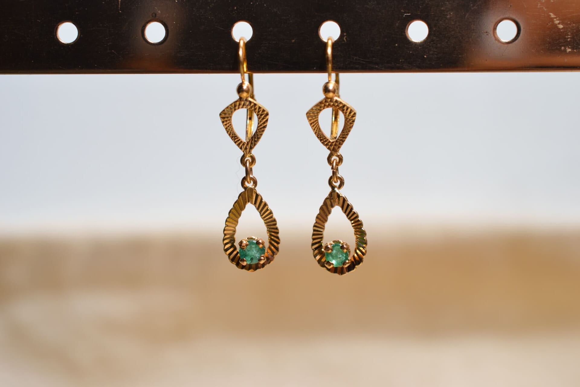 Pendants d'oreilles Émeraudes décors ciselés