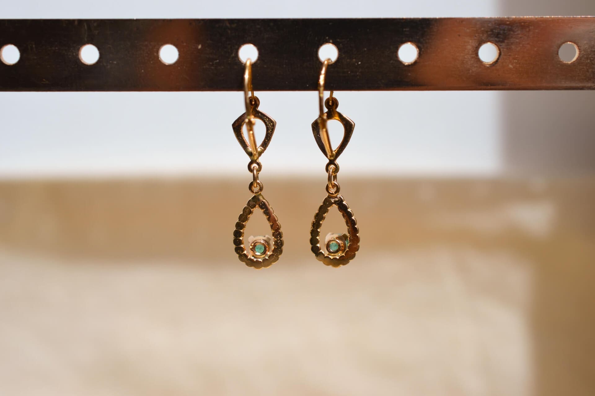 Pendants d'oreilles Émeraudes décors ciselés