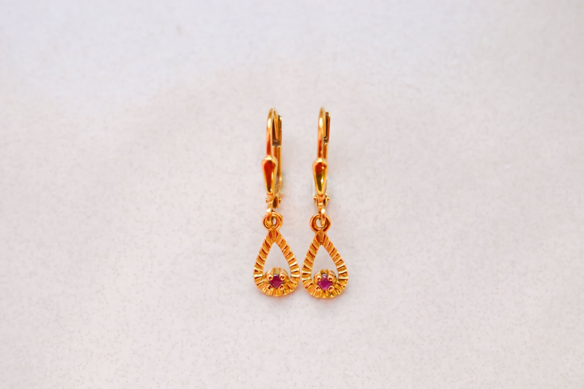 Pendants d'oreilles gouttes striées Rubis