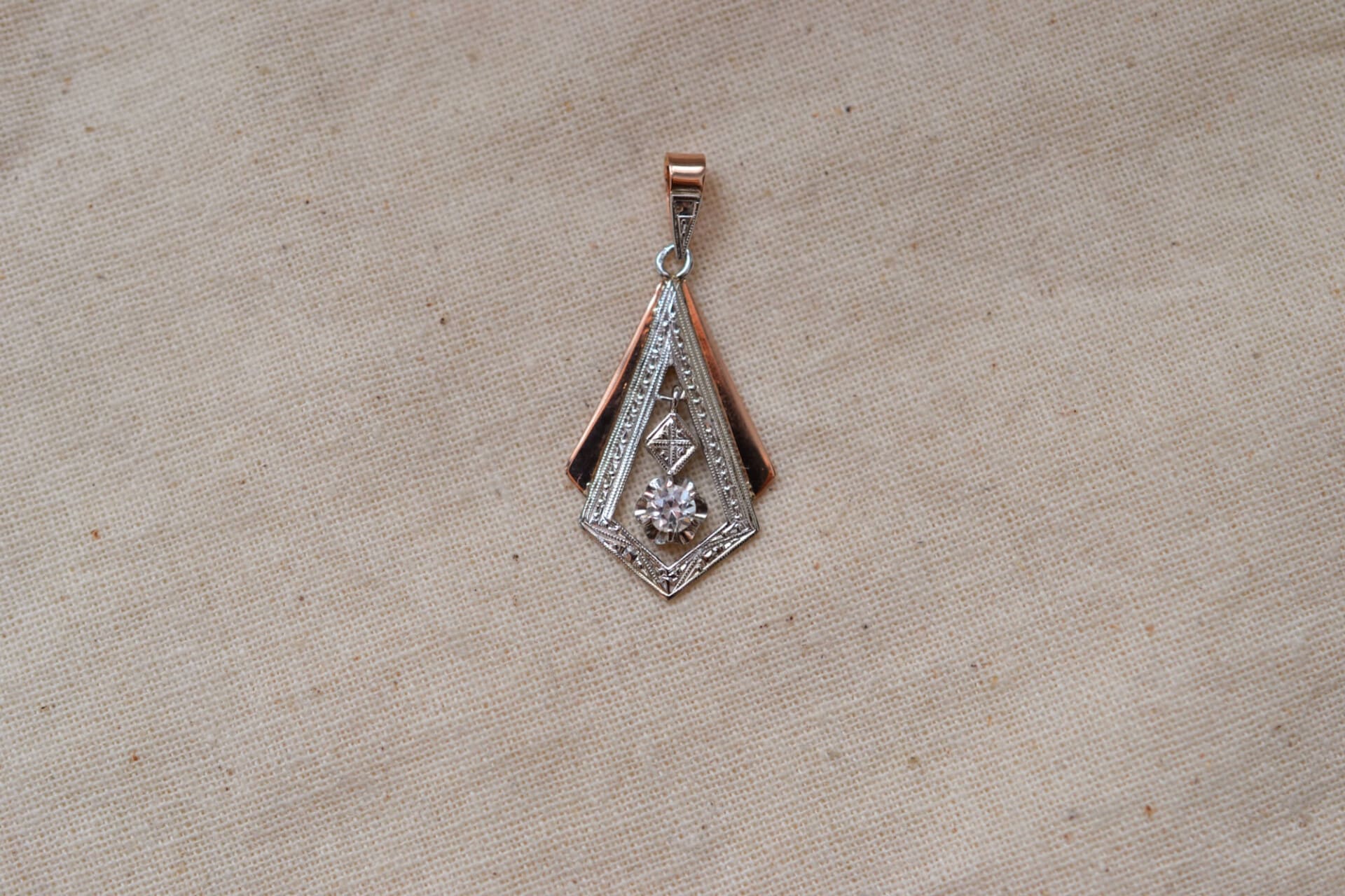 Pendentif Art Déco losange pierre blanche