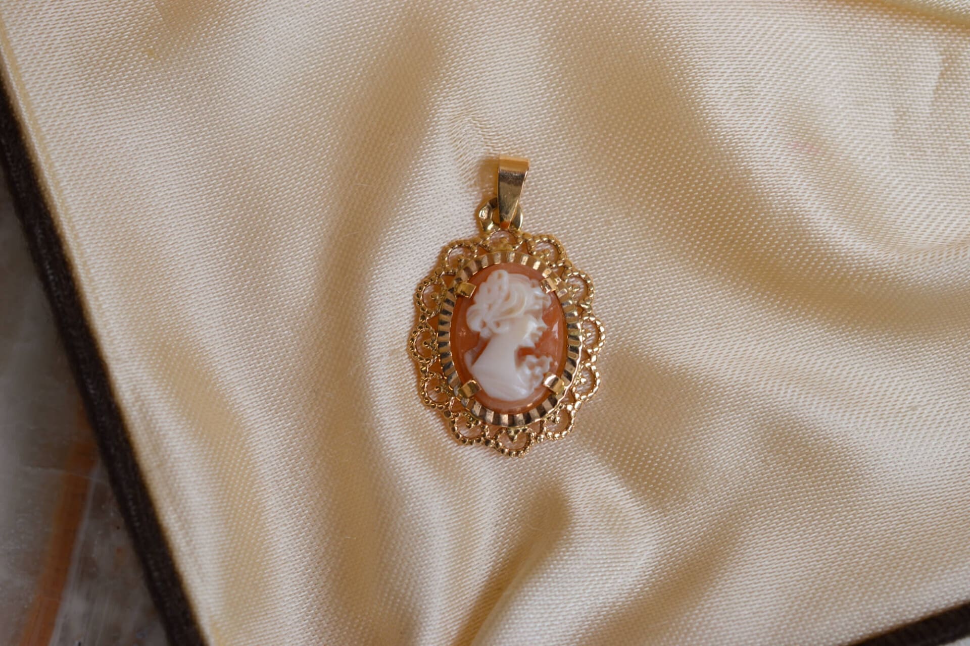 Pendentif Camée décor dentelle