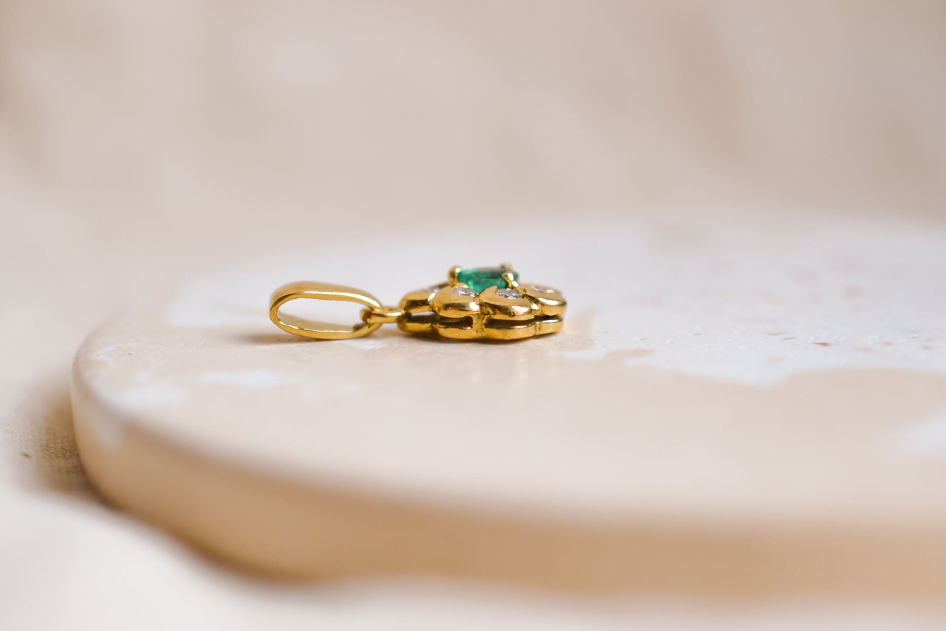 Pendentif Marguerite Émeraude et Diamants