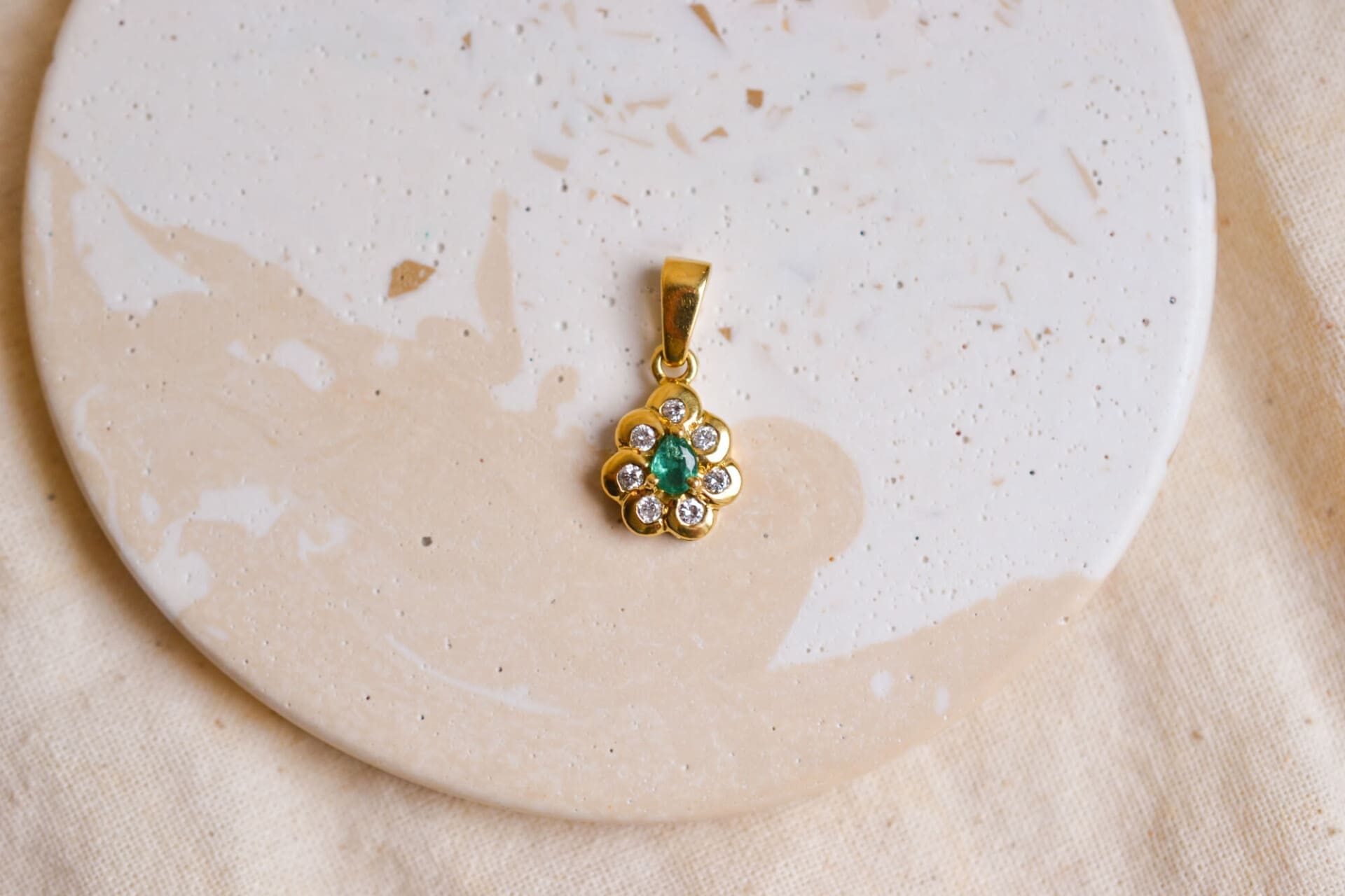 Pendentif Marguerite Émeraude et Diamants