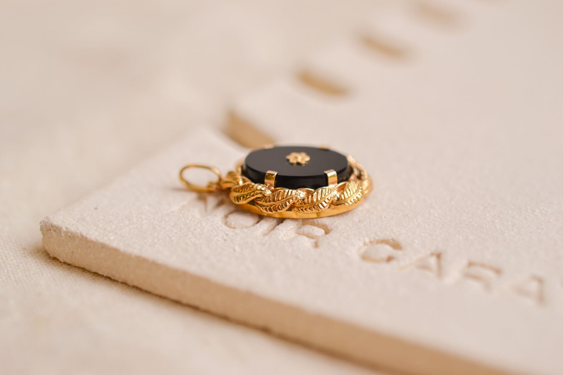 Pendentif Onyx à décor de feuilles