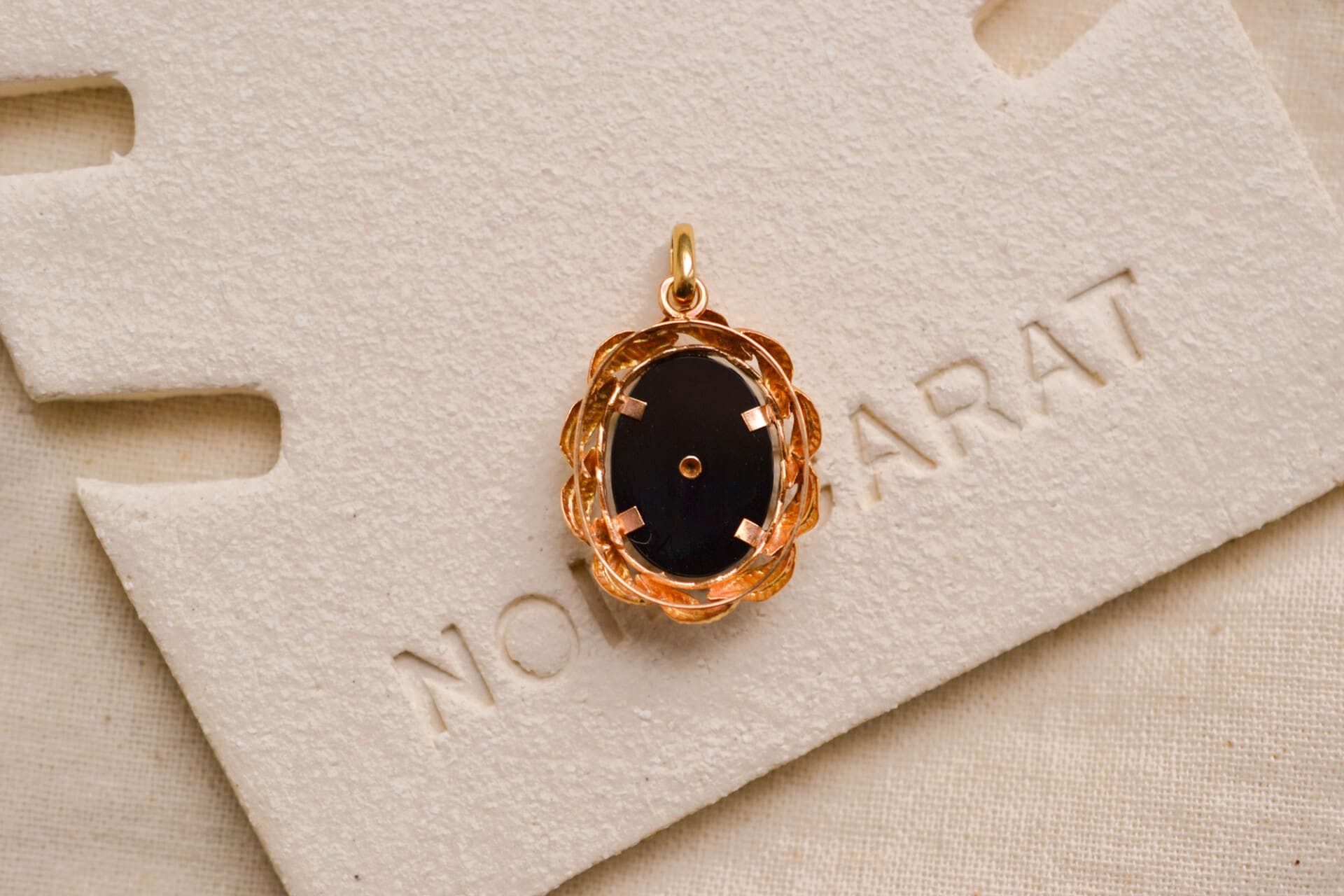 Pendentif Onyx à décor de feuilles