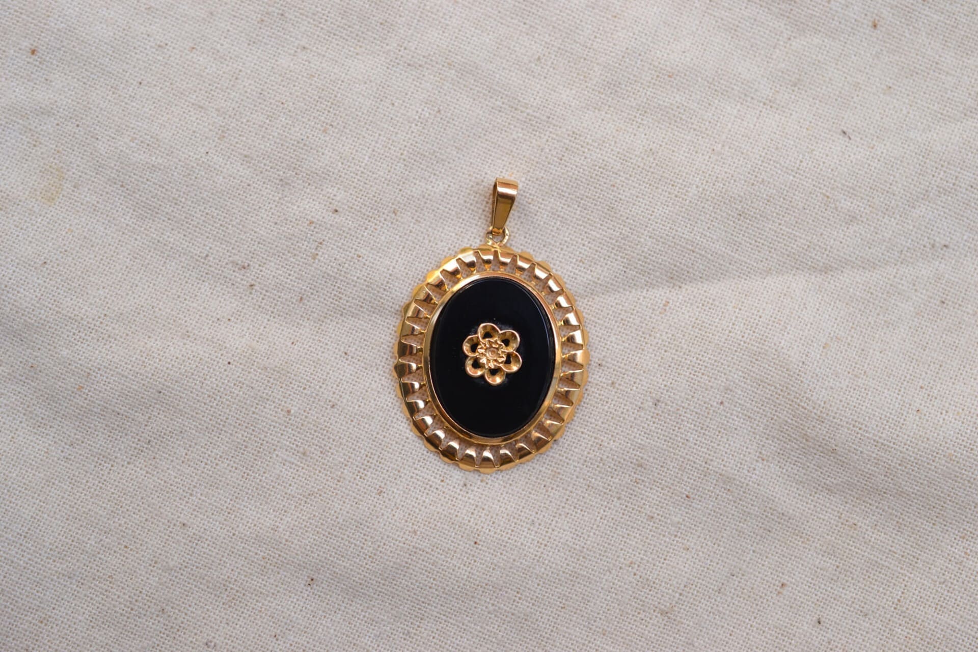Pendentif Onyx fleur décor ajouré
