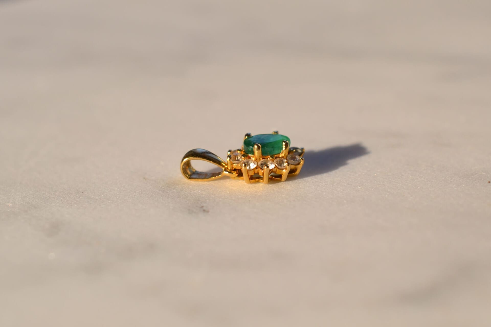 Pendentif goutte Émeraude et pierres blanches