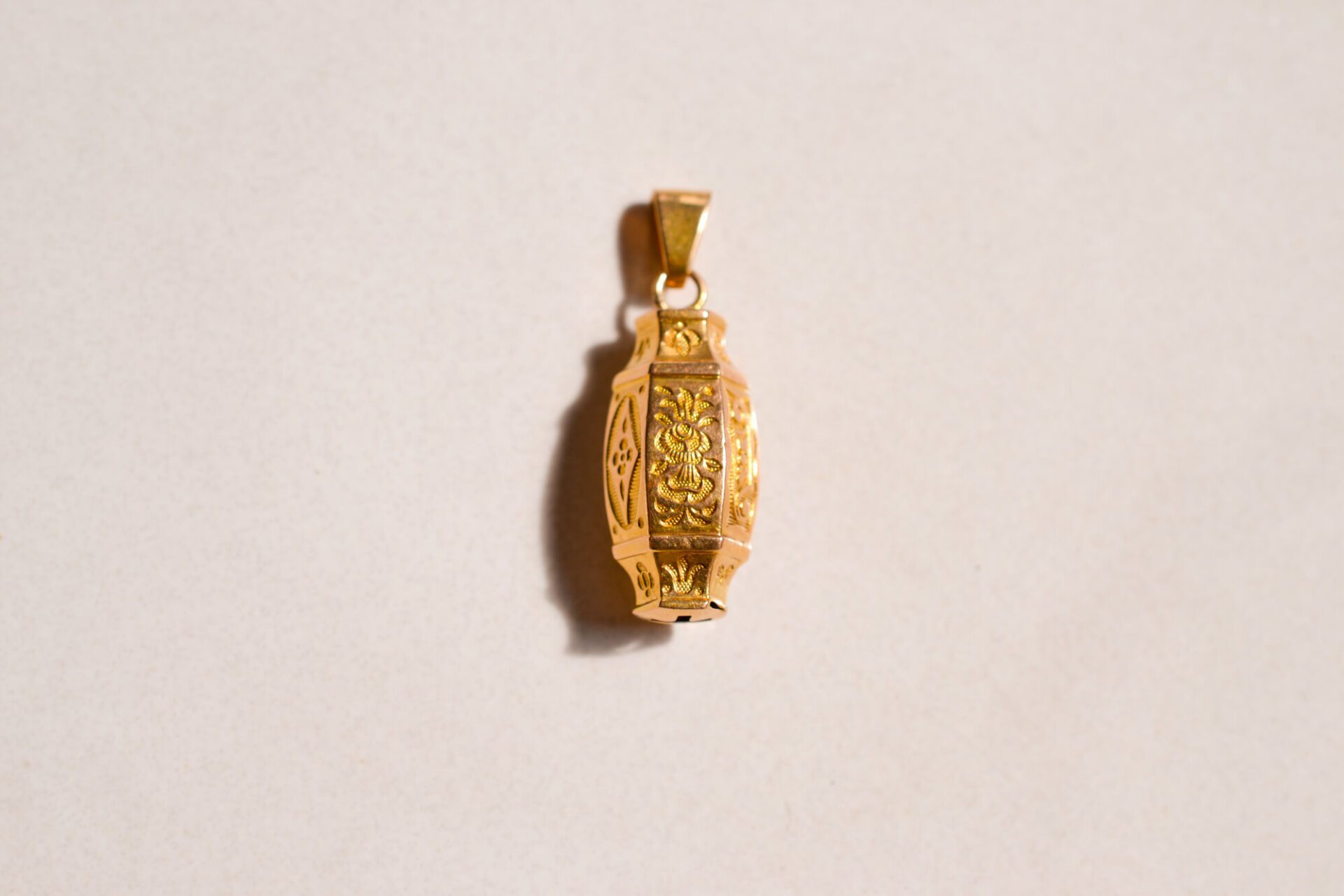 Pendentif ciselé fleurs Or jaune