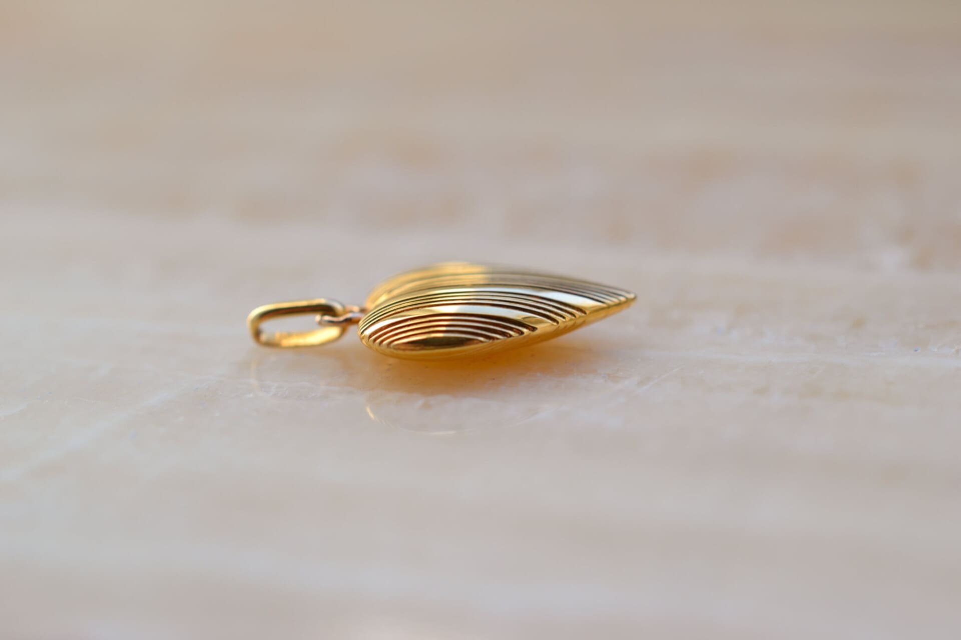 Pendentif coeur décor rainuré