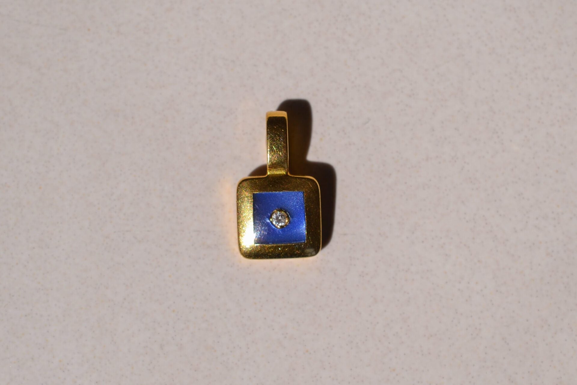 Pendentif Diamant fond émaillé bleu