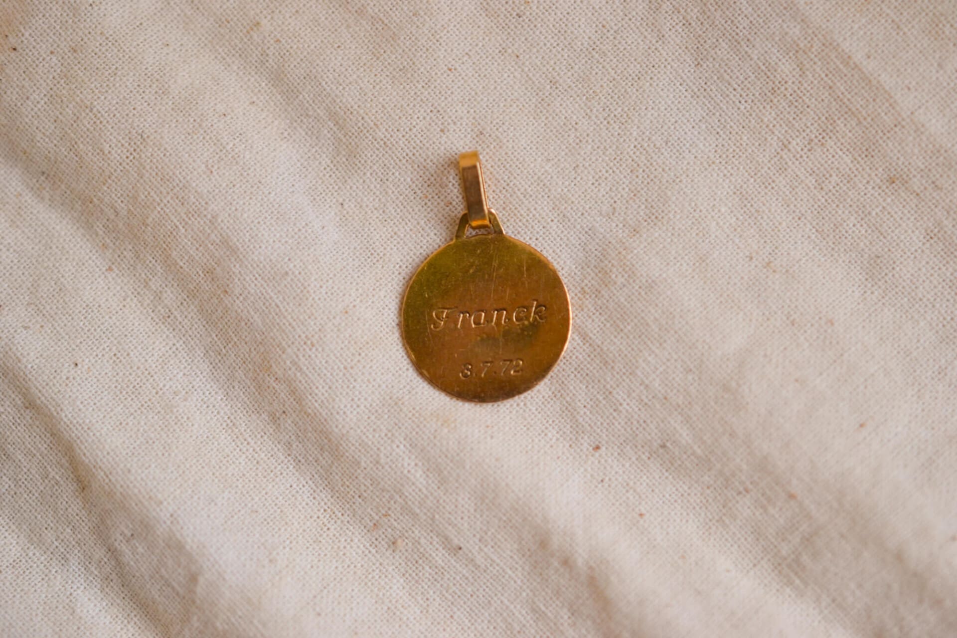 Médaille Or jaune décor floral