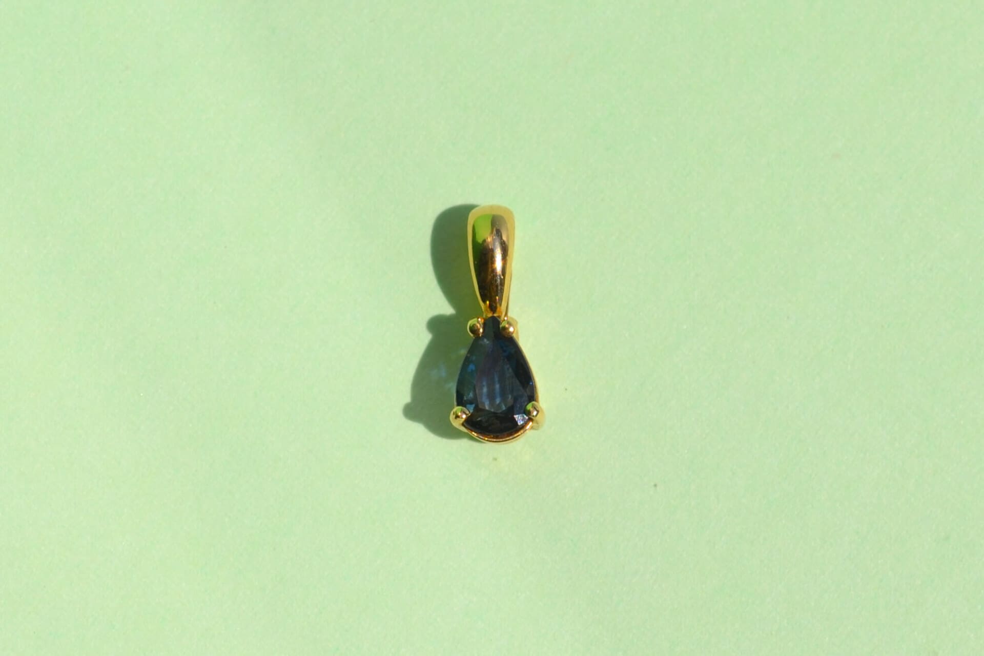 Pendentif goutte Saphir serti griffes