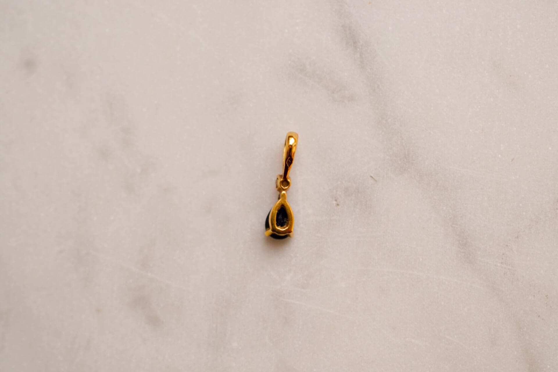 Pendentif Saphir taille poire et Diamant