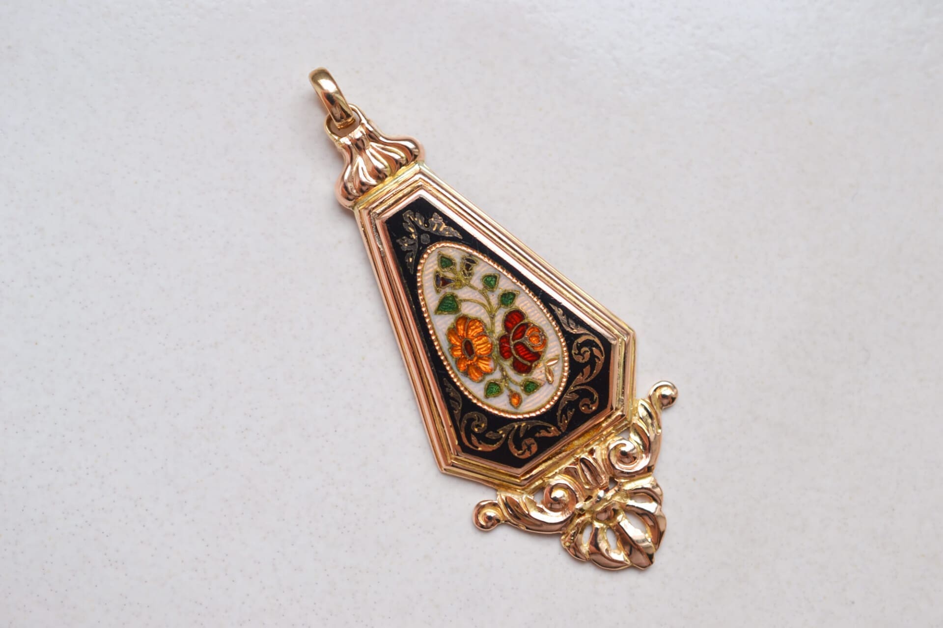 Pendentif émail "cul de lampe"