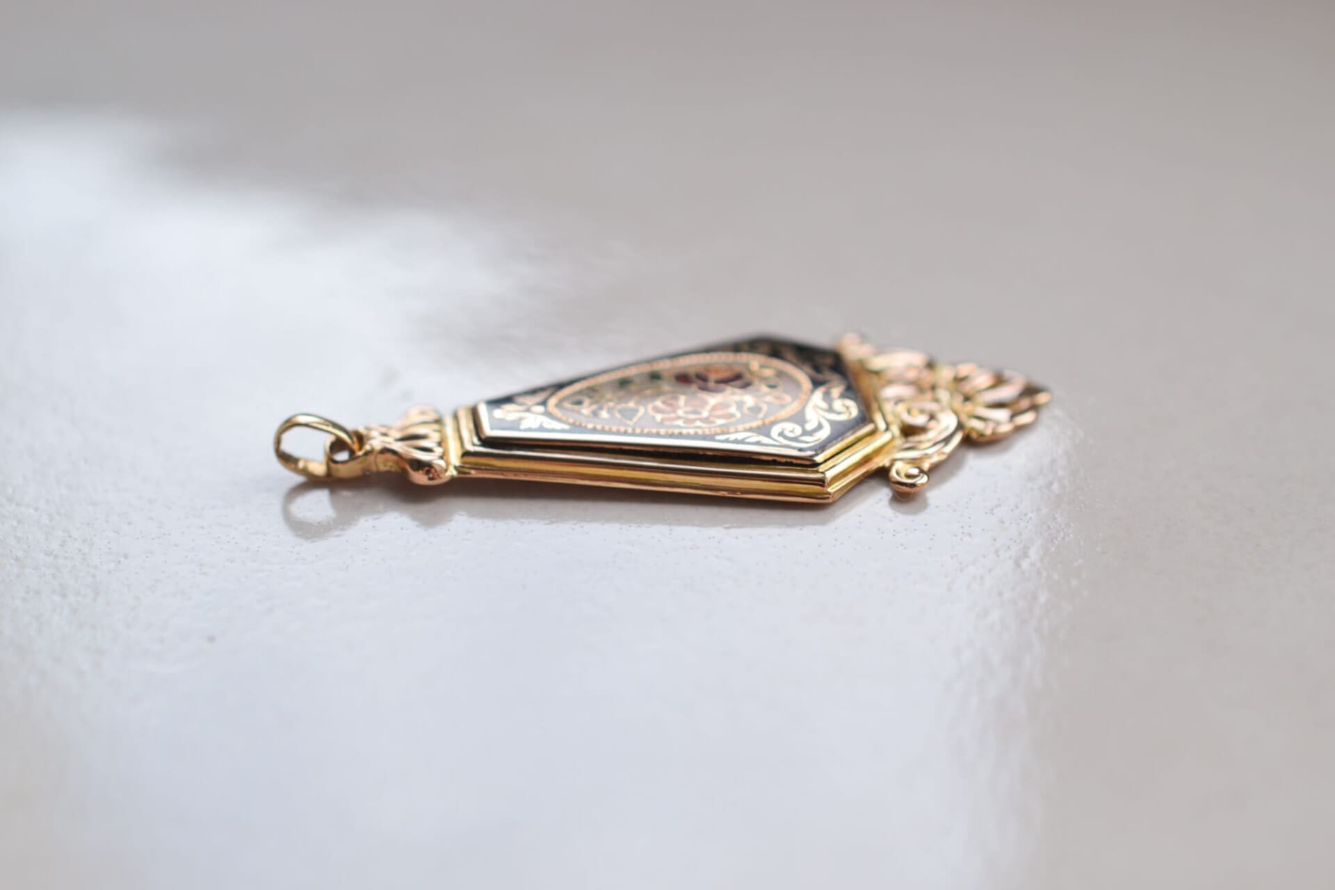 Pendentif émail "cul de lampe"