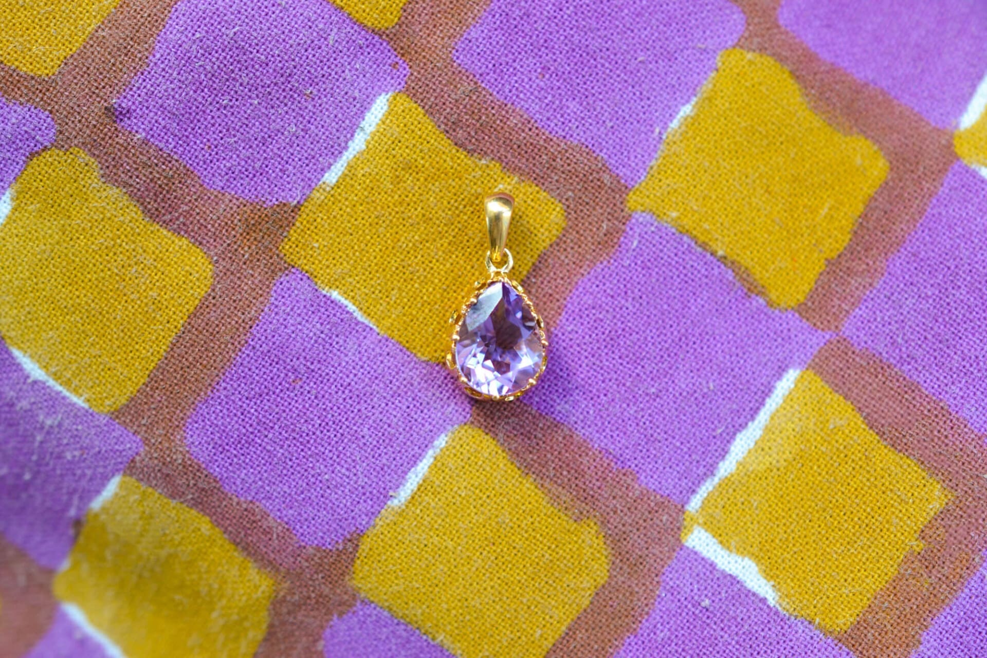 Pendentif pierre violette taille poire
