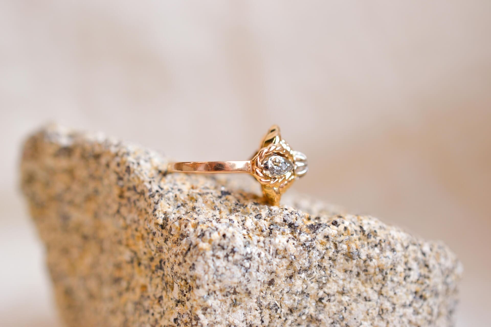 Bague Diamant fleur godronnée
