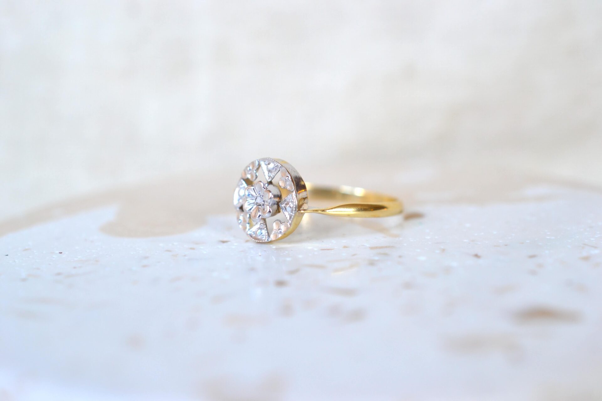 Bague ajourée motifs fleurs