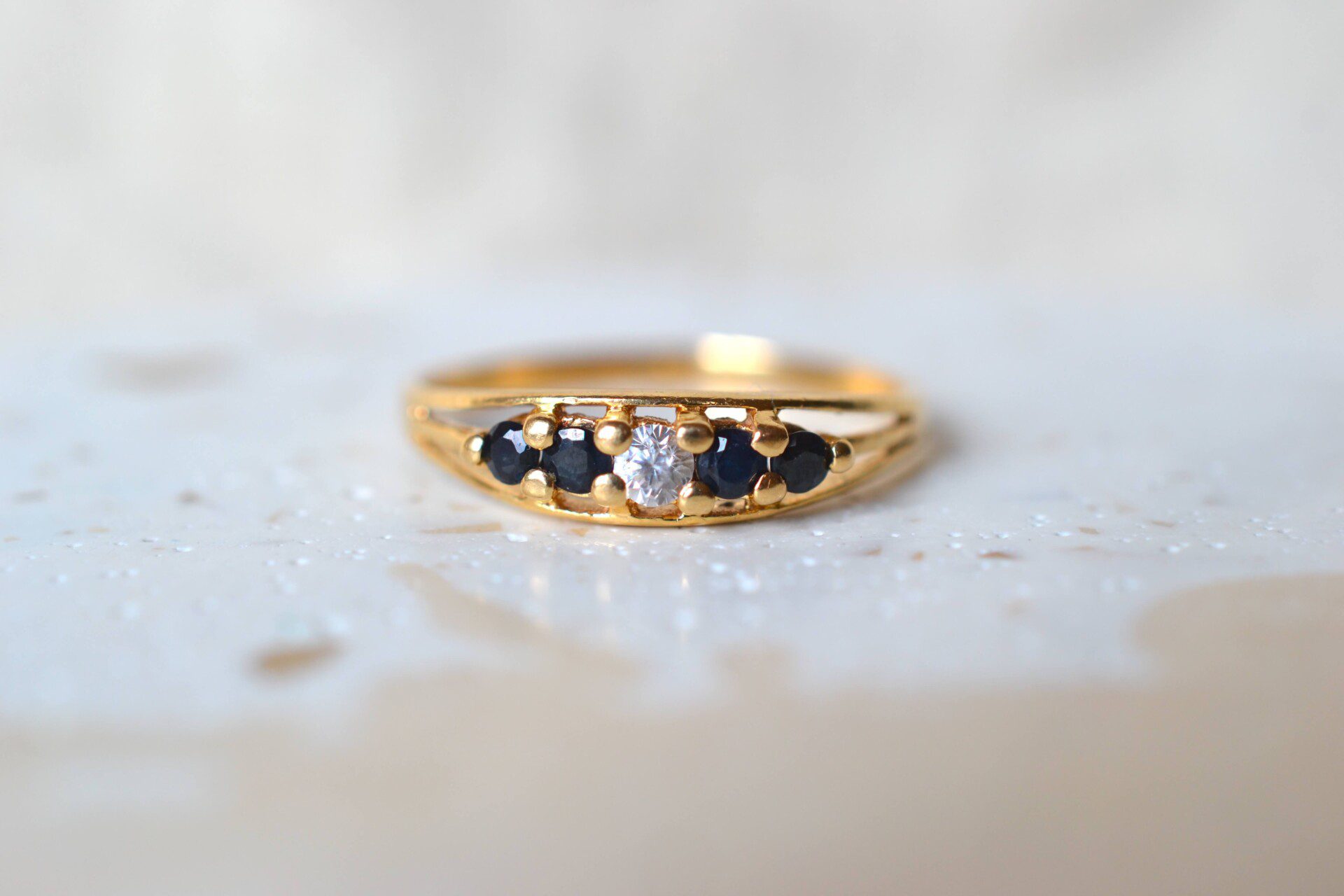 Bague ajourée Saphirs et Oxydes