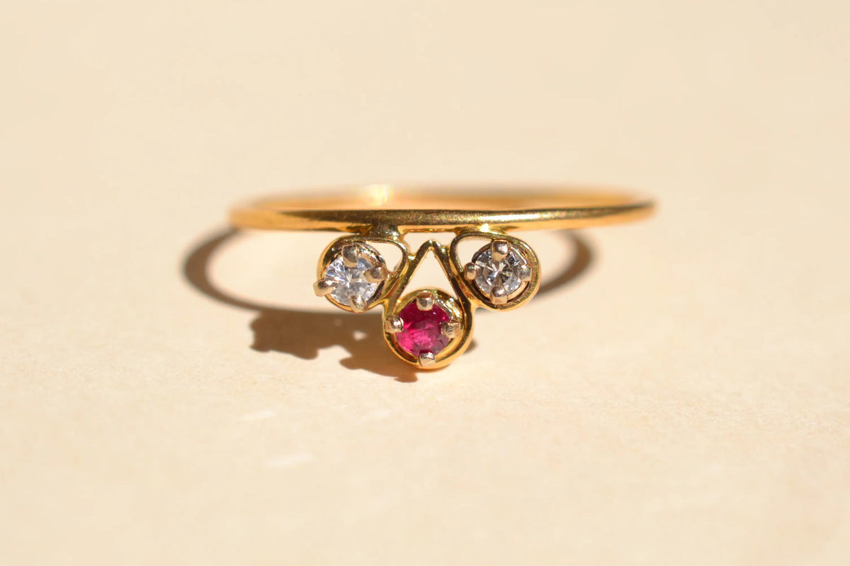 Bague Trilogie Rubis et pierres blanches