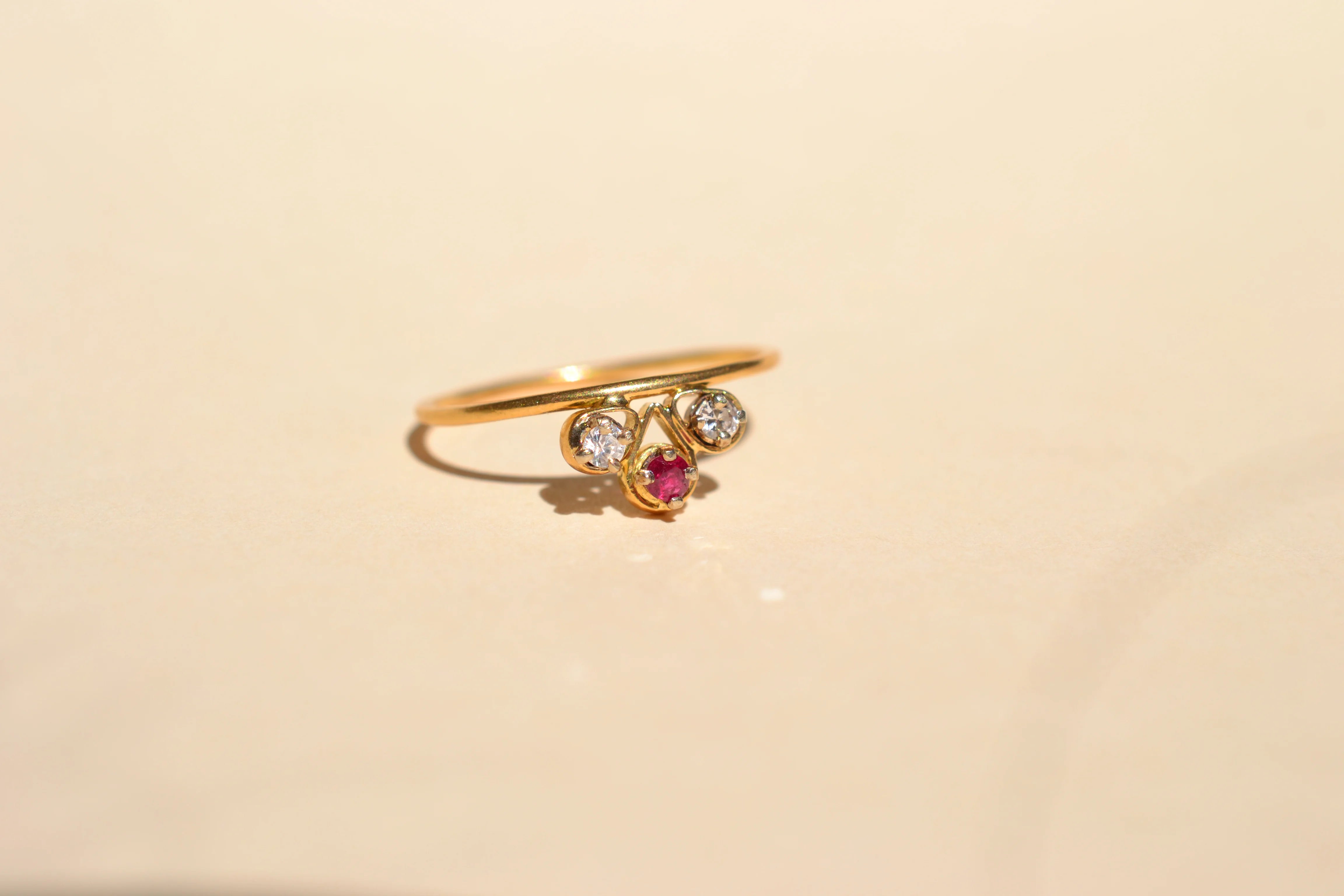 Bague Trilogie Rubis et pierres blanches