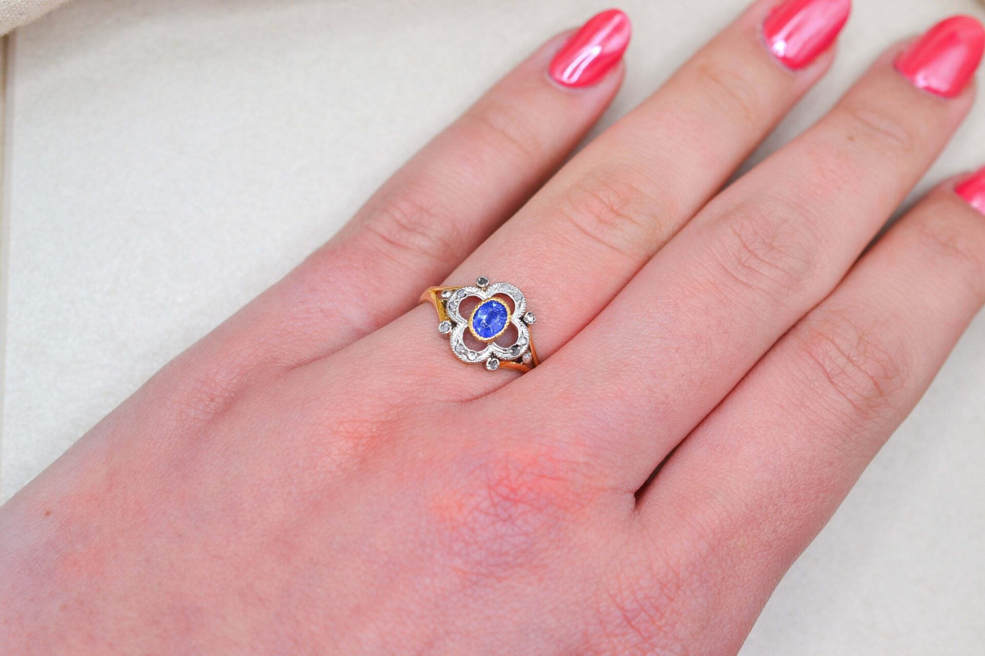 Bague polylobée Pierre bleue et Diamants