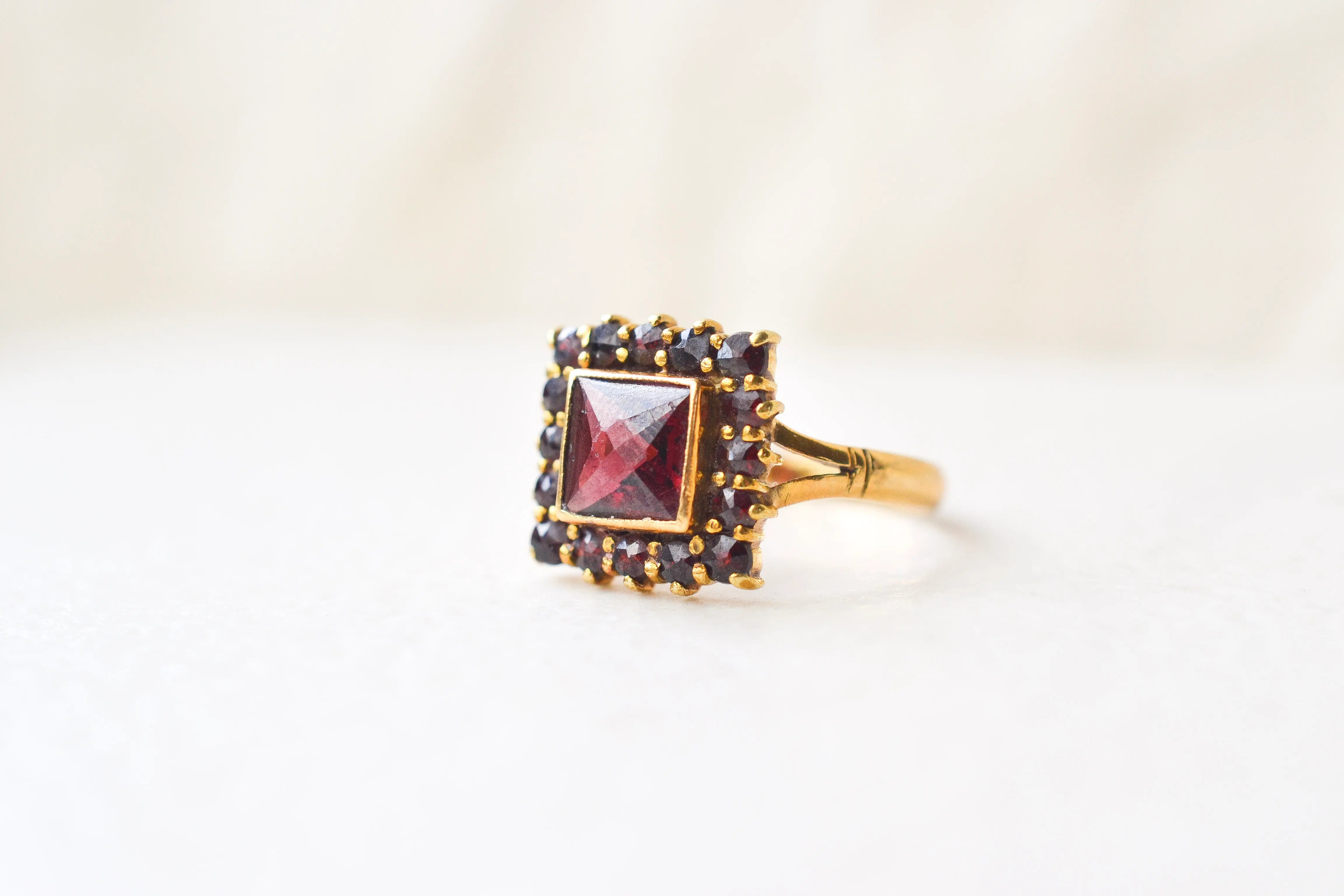 Bague carrée Grenats