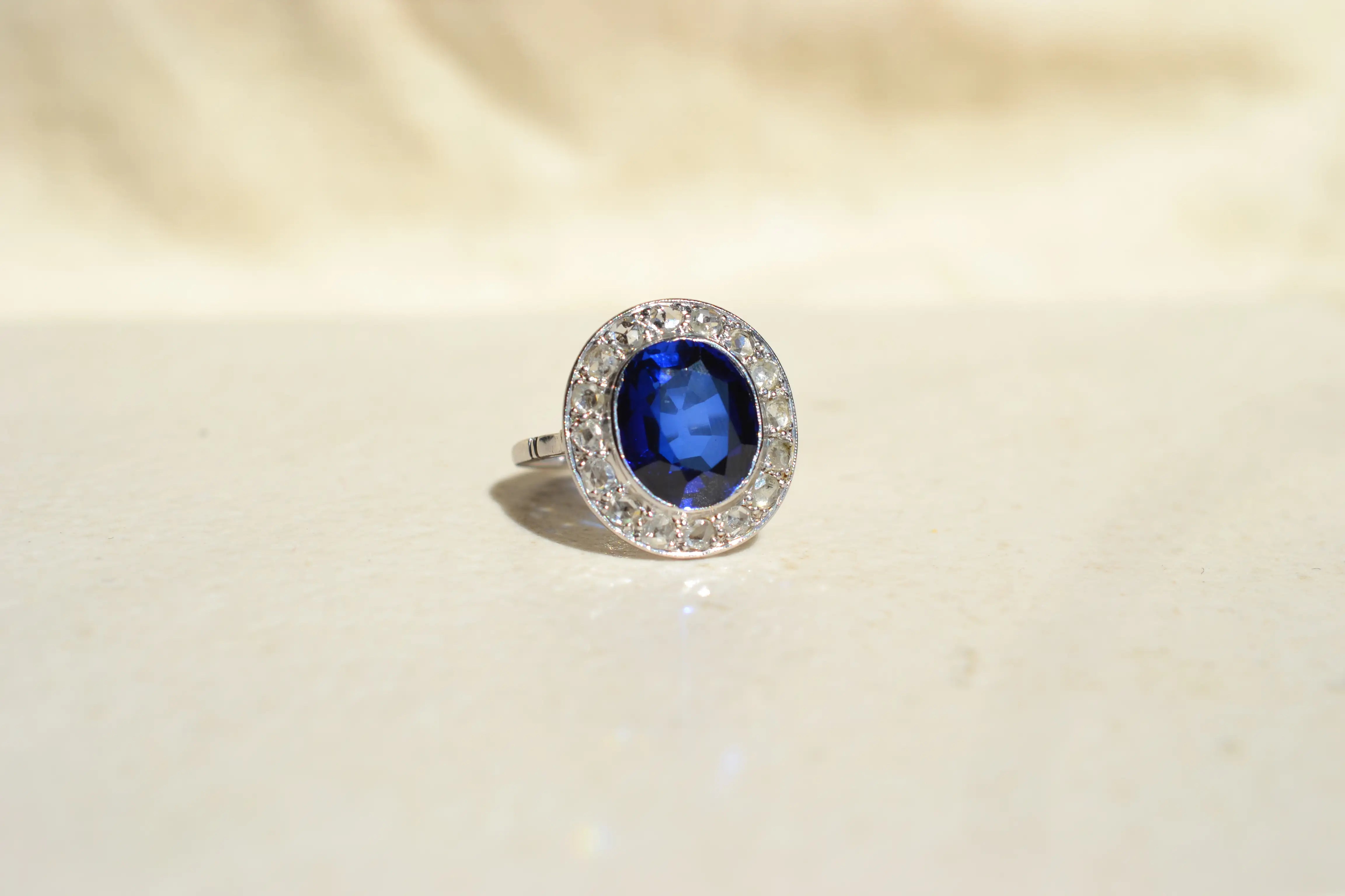 Bague Art Déco Diamants et Saphir Verneuil