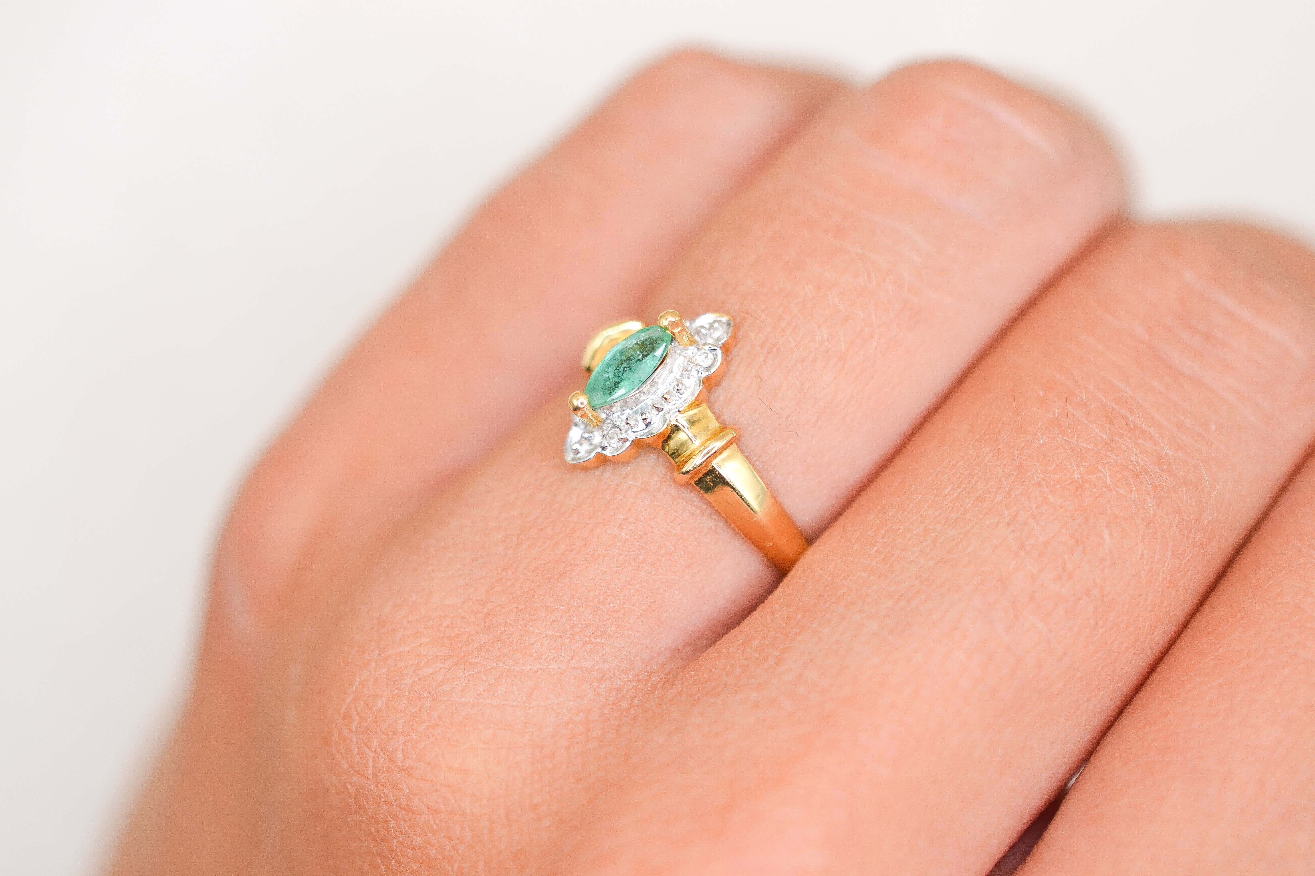Bague navette Emeraude épaulée Diamants
