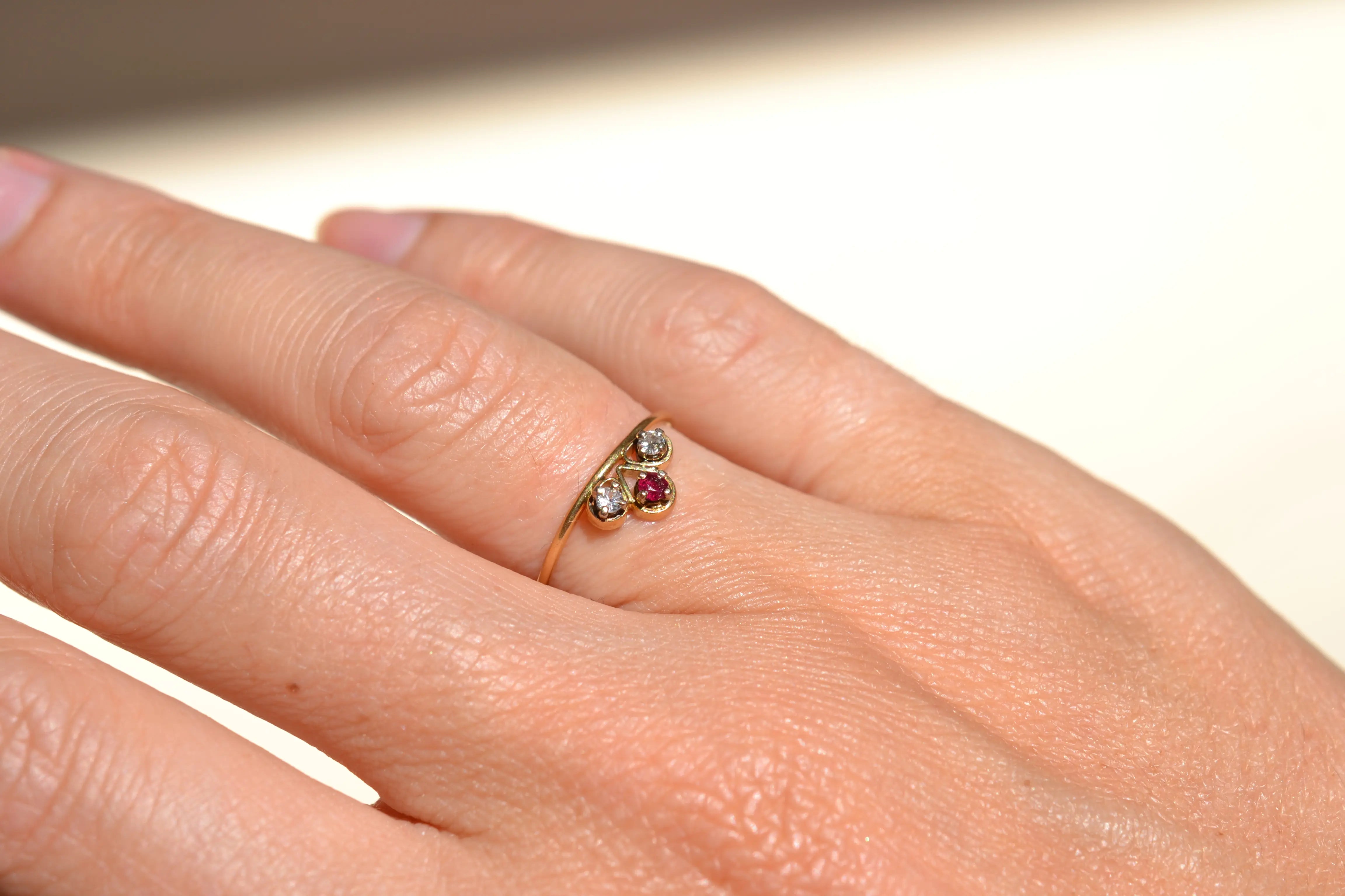 Bague Trilogie Rubis et pierres blanches