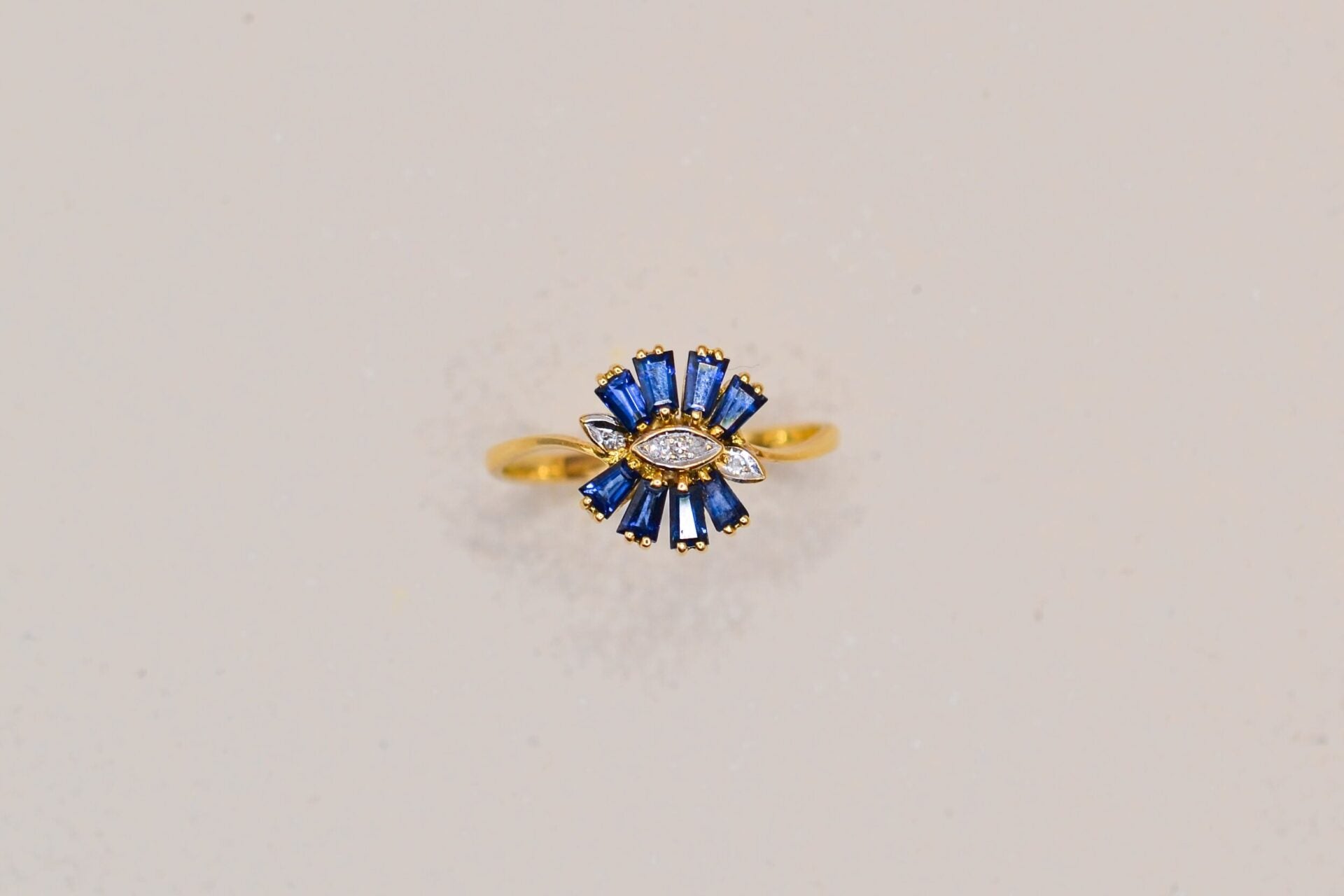 Bague Or jaune Saphirs trapèze et Diamants