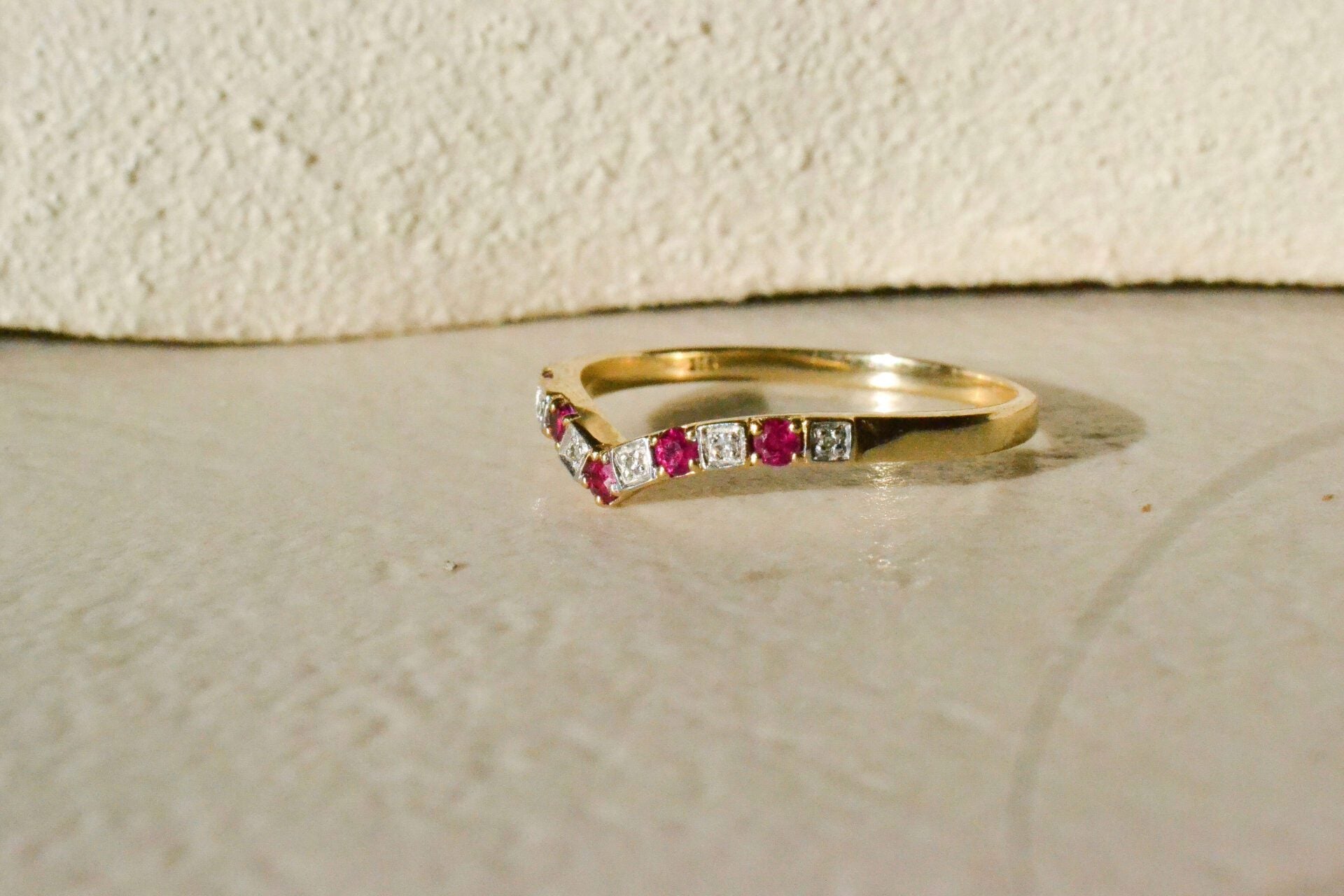 Bague "V" Pierres rouges et blanches