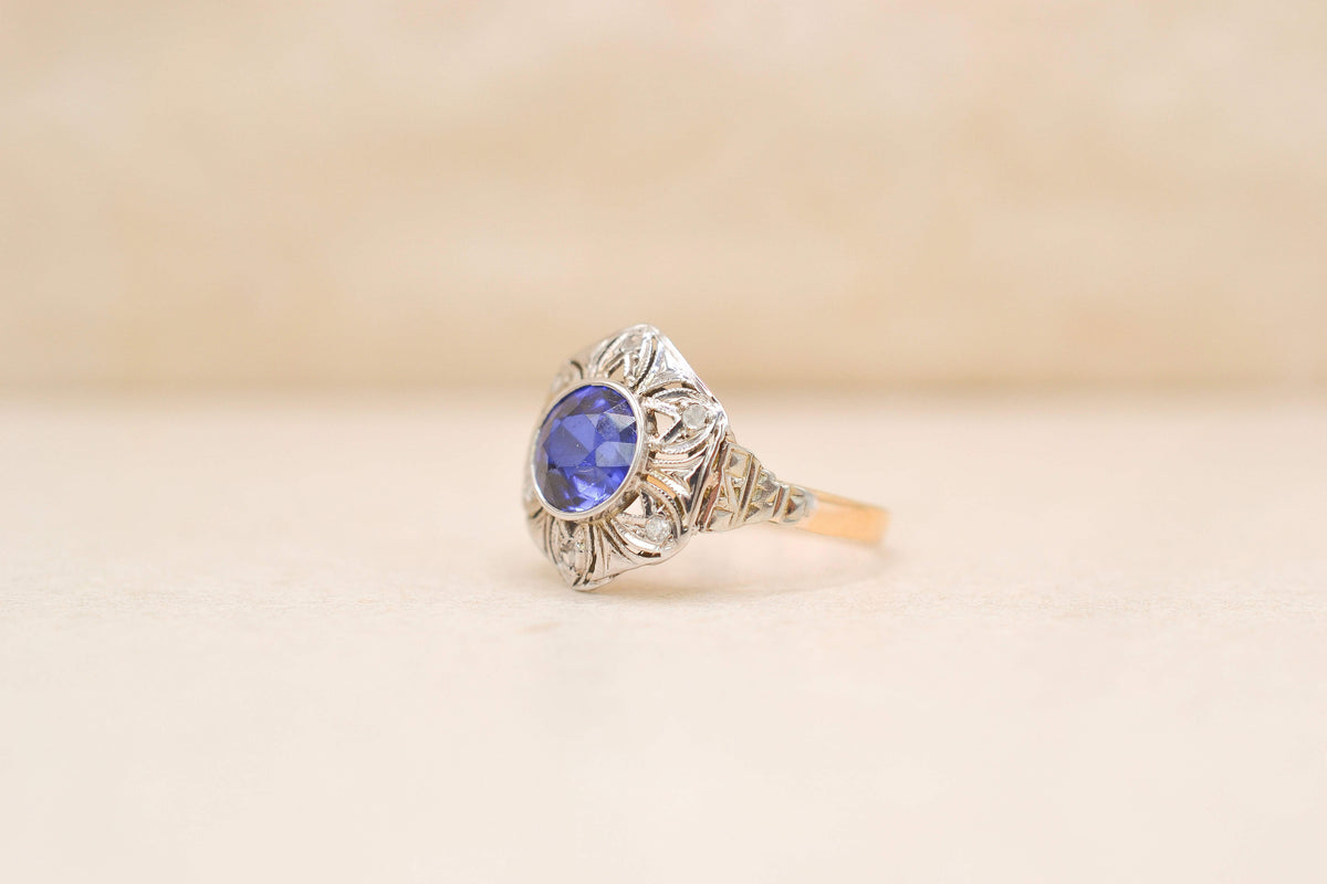 Bague Art Déco Saphir synthétique Diamants
