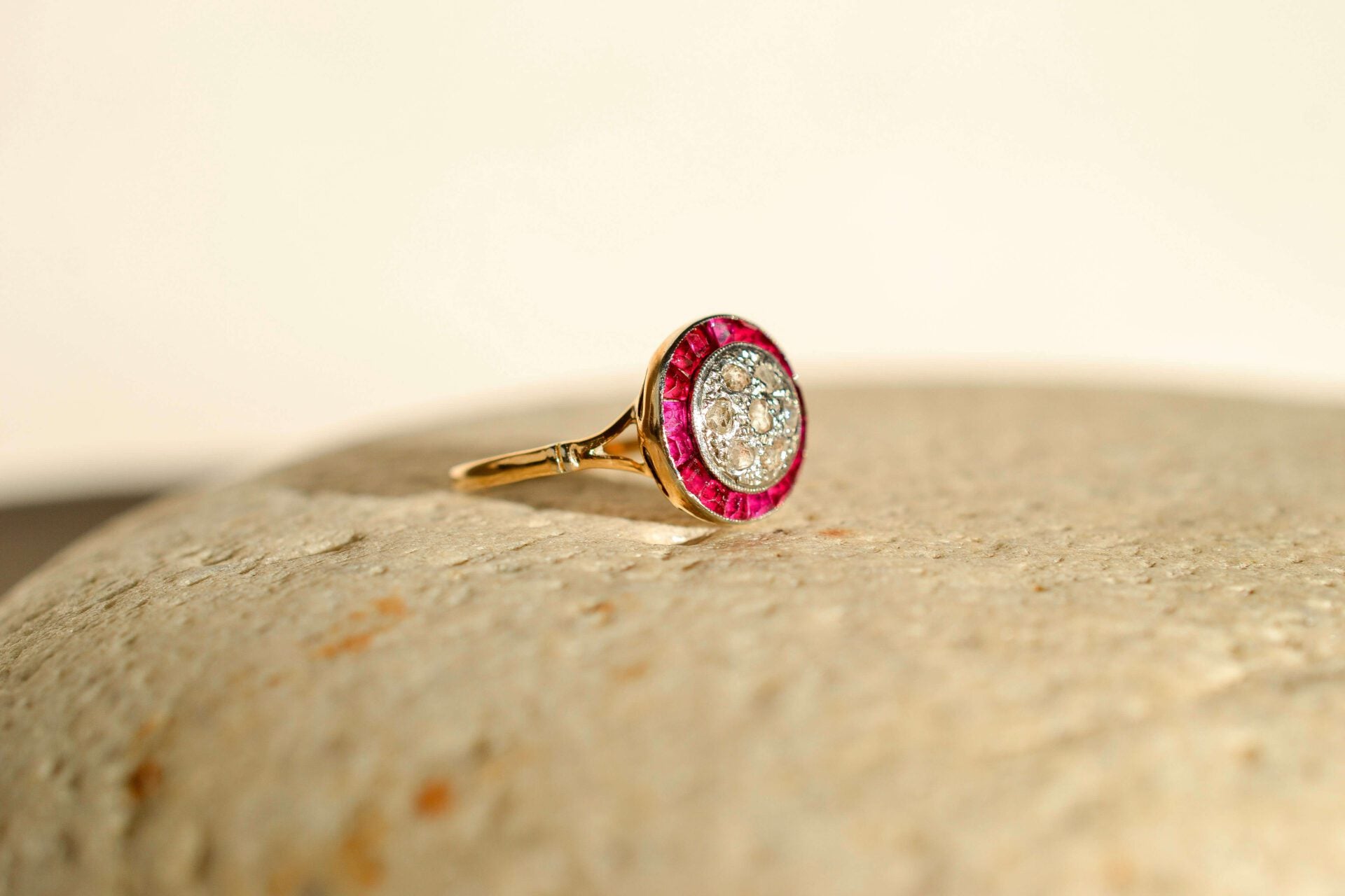 Bague Circulaire Rubis synthétiques et Diamants