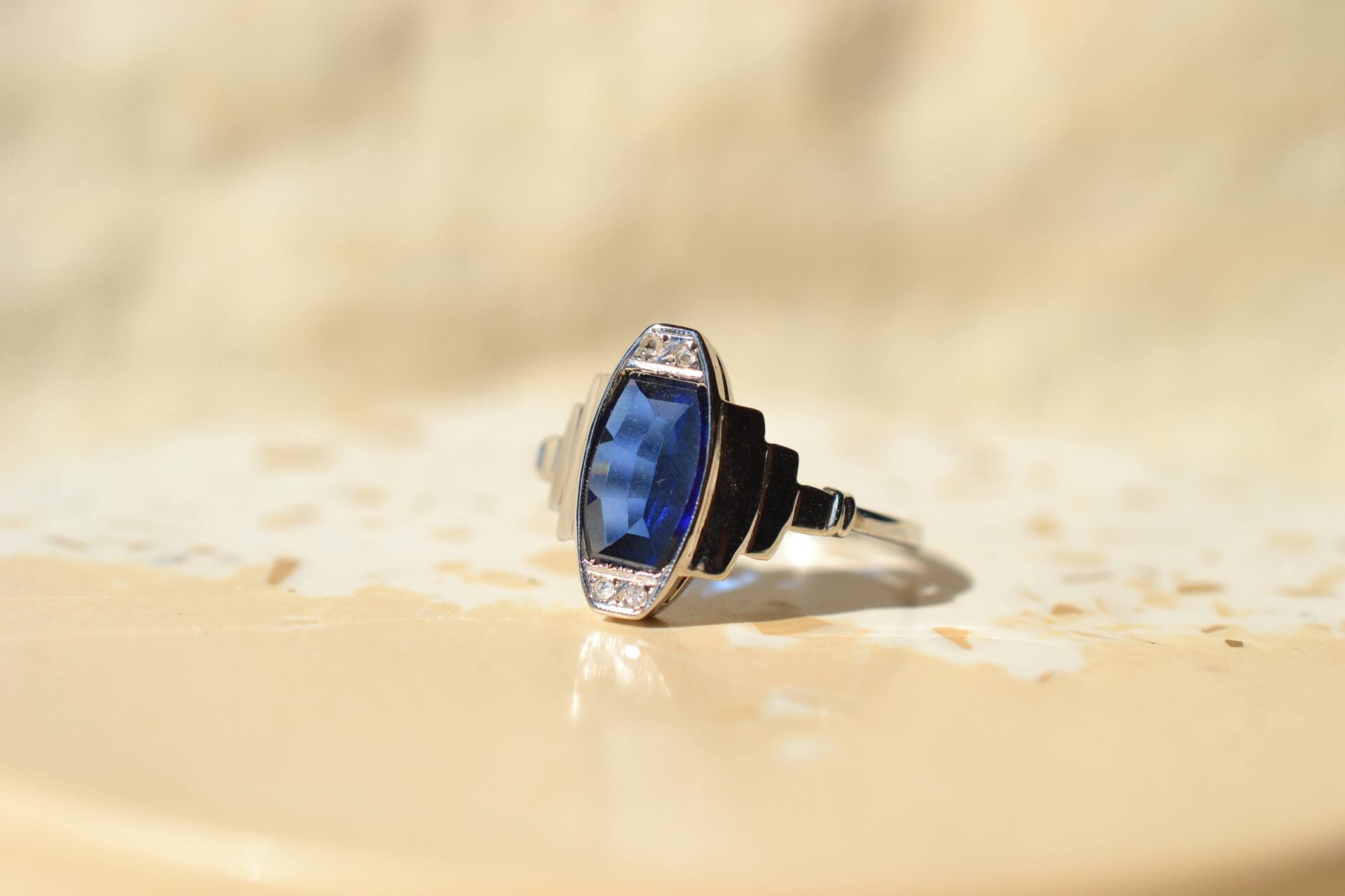 Bague Art Déco Saphir de synthèse Diamants