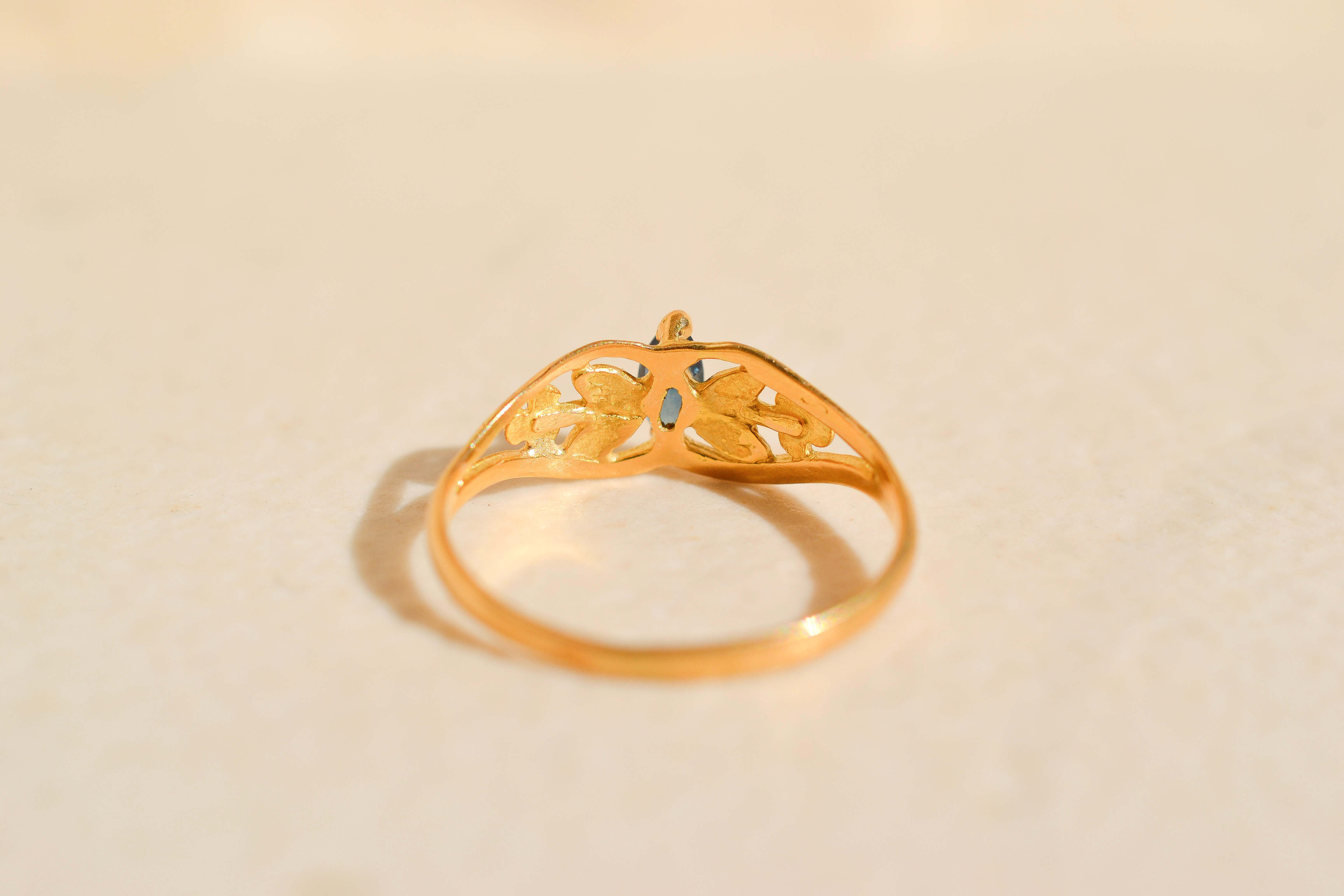 Bague filigane Saphir taille navette
