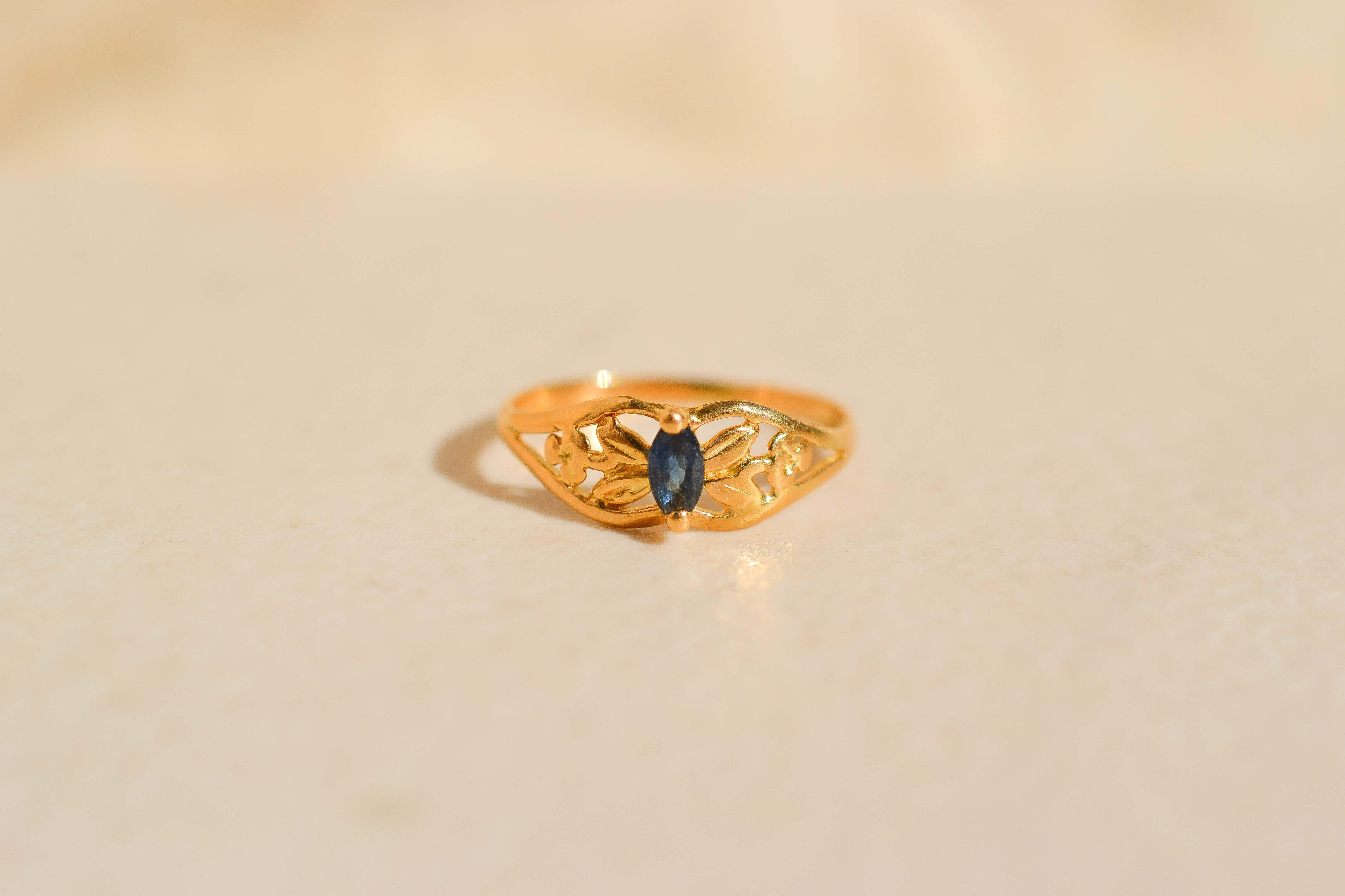 Bague filigane Saphir taille navette