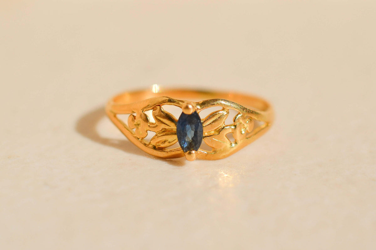 Bague filigane Saphir taille navette