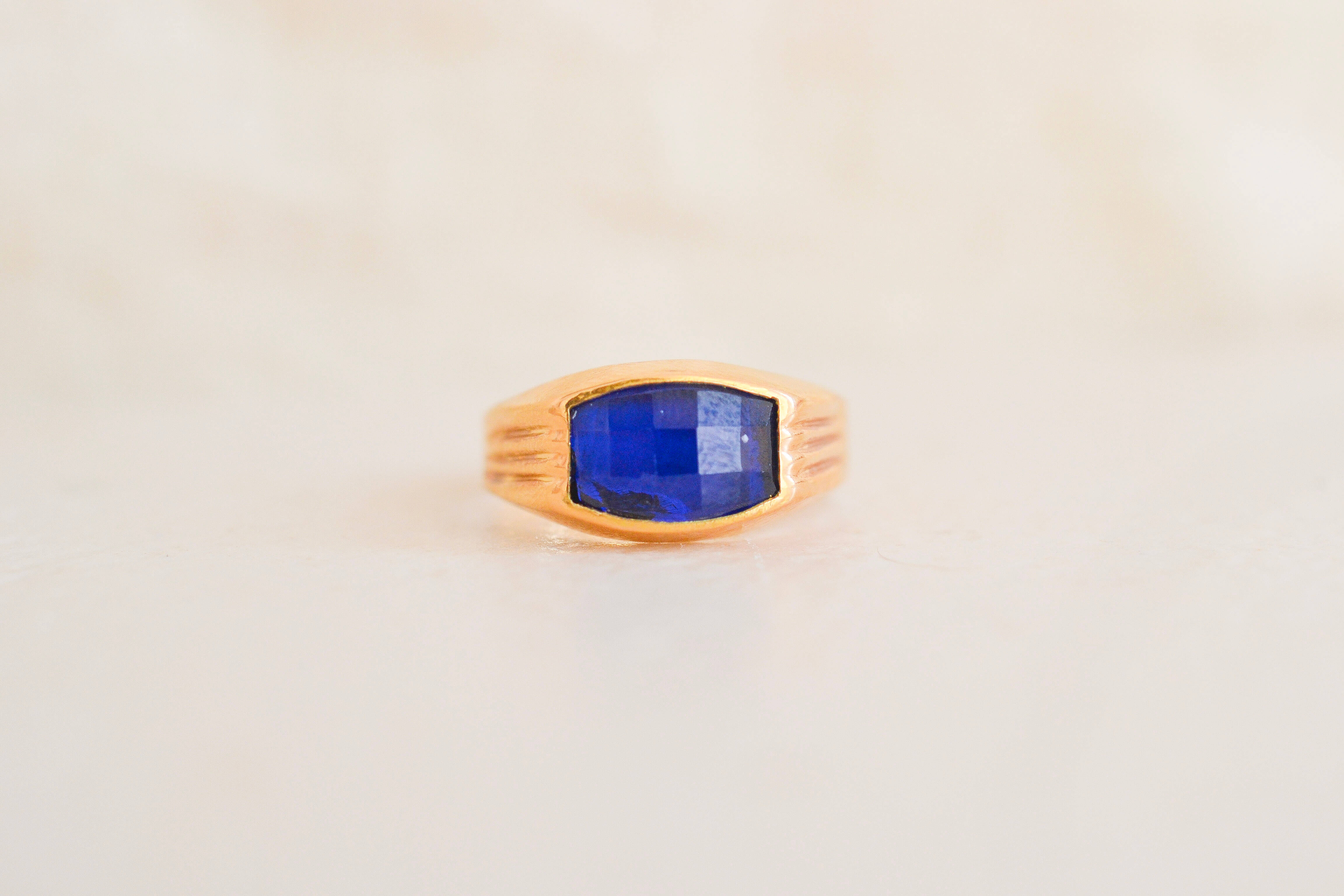 Bague Chevalière pierre bleue facetteé