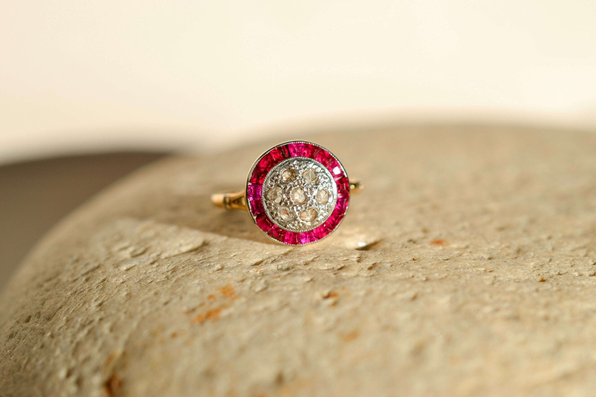 Bague Circulaire Rubis synthétiques et Diamants