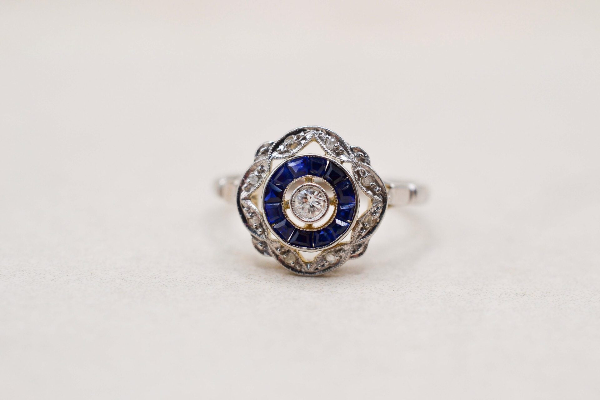 Bague Art Déco circulaire Saphirs et Diamants