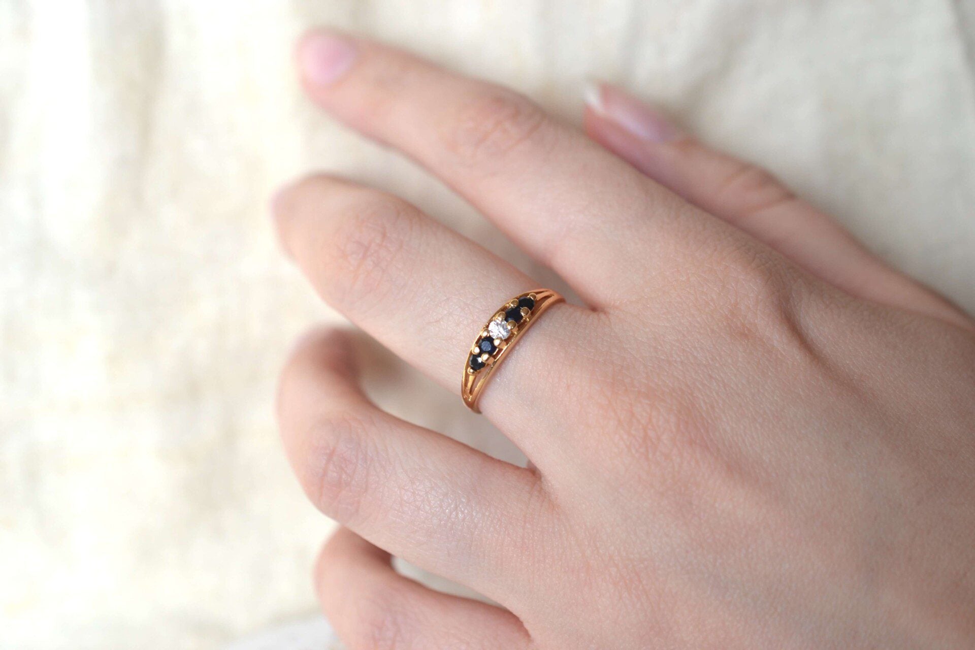 Bague ajourée Saphirs et Oxydes