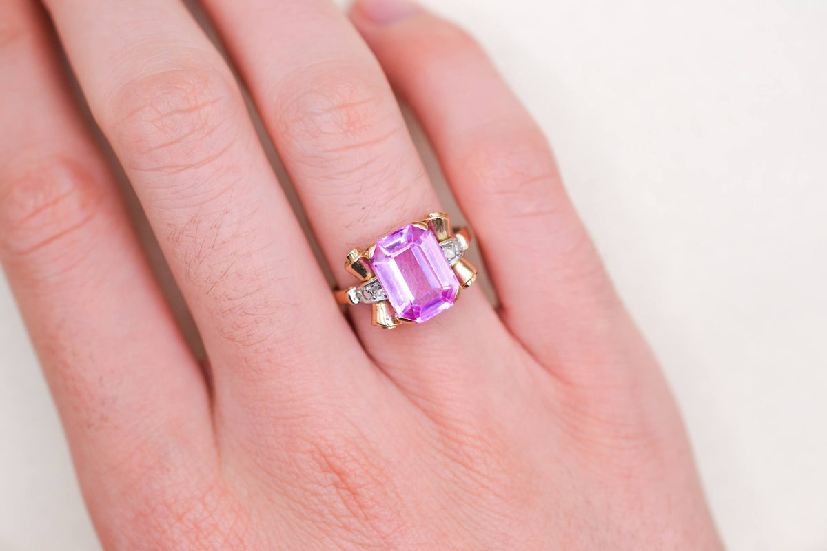 bague-de-style-art-deco-en-or-jaune-18-carats-sertie-d-un-saphir-verneuil-synthetique-rose-et-de-diamants-taille-rose-bague-cadeau-femme