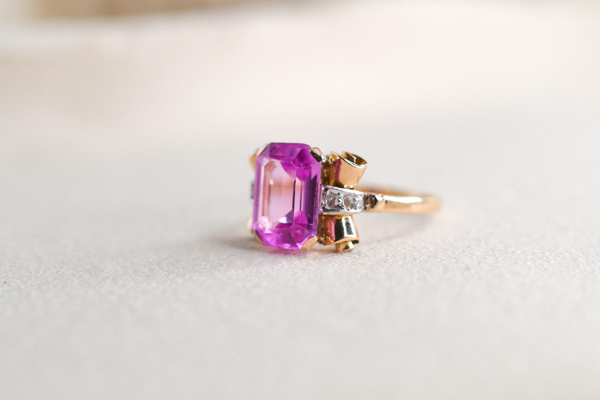bague-de-style-art-deco-en-or-jaune-18-carats-sertie-d-un-saphir-verneuil-synthetique-rose-et-de-diamants-taille-rose-bague-femme